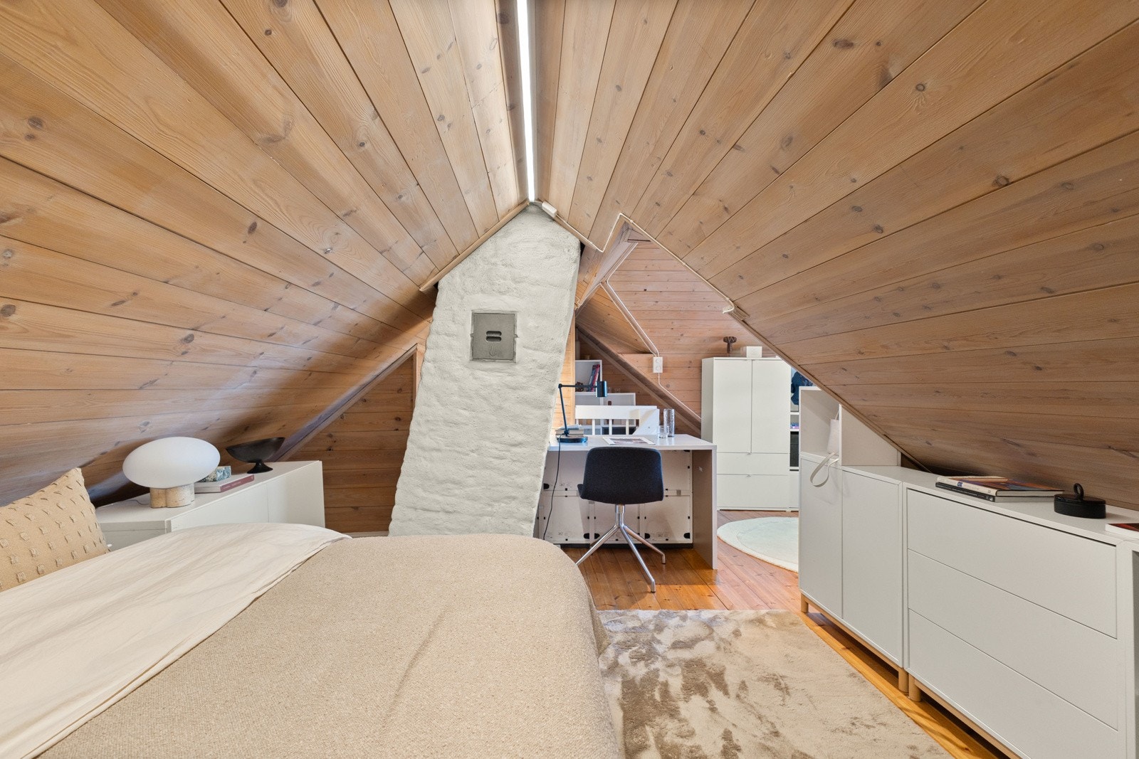 Videre han man også etablert en praktisk kontorløsning ved peisløpet. Galleribilde