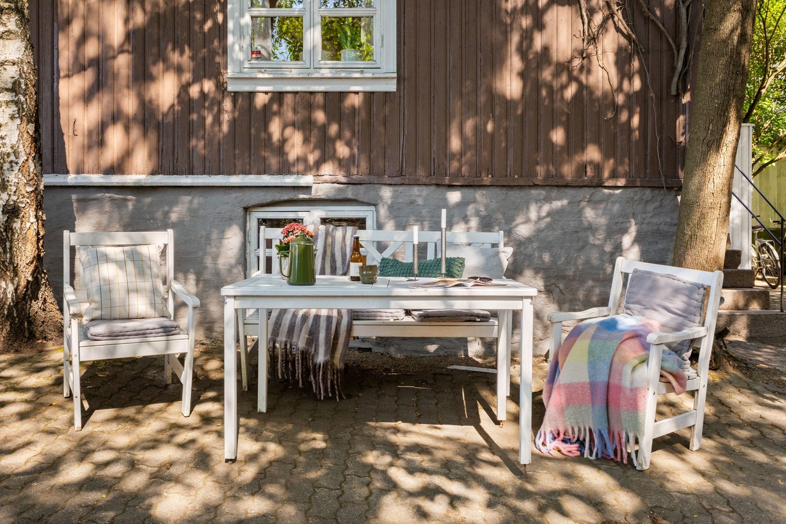 Like utenfor eneboligen er det satt opp en solfylt uteplass (fellesområde med sameiet fjellgata 15) med rom for lange sommerkvelder og gode samtaler. Galleribilde