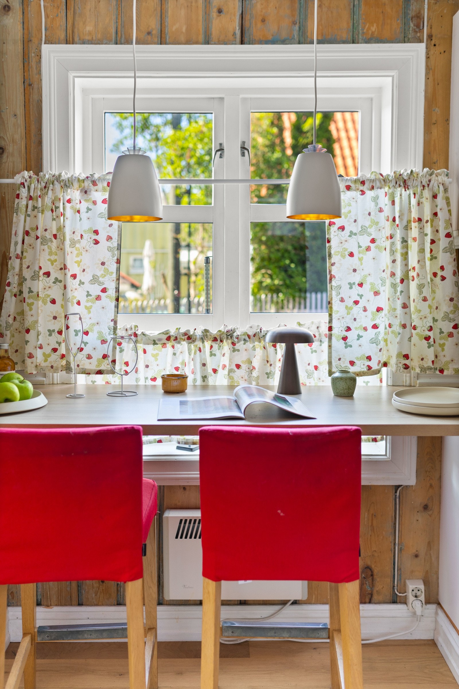 Fra kjøkkenet har man en koselig sittebenk hvor man kan nyte frokosten med utsikt over frodige omgivelser. Galleribilde