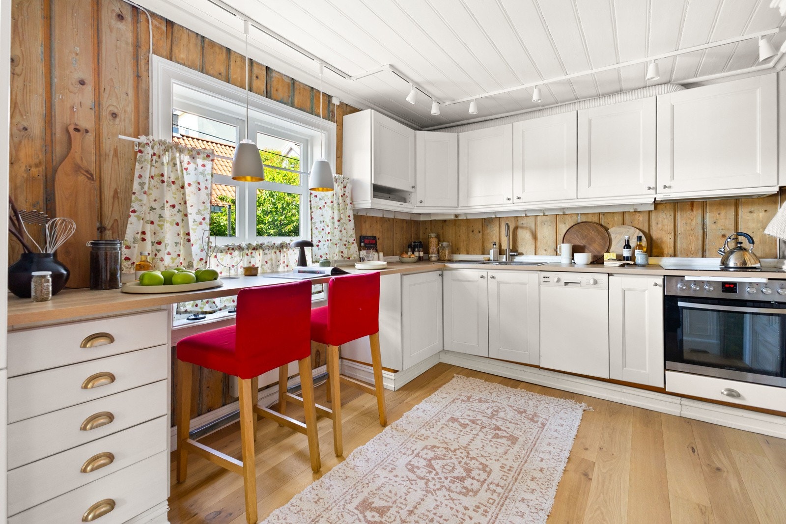 Kjøkkenet er av god størrelse, og utformet i praktisk L-form med god benke og skapplass. Galleribilde