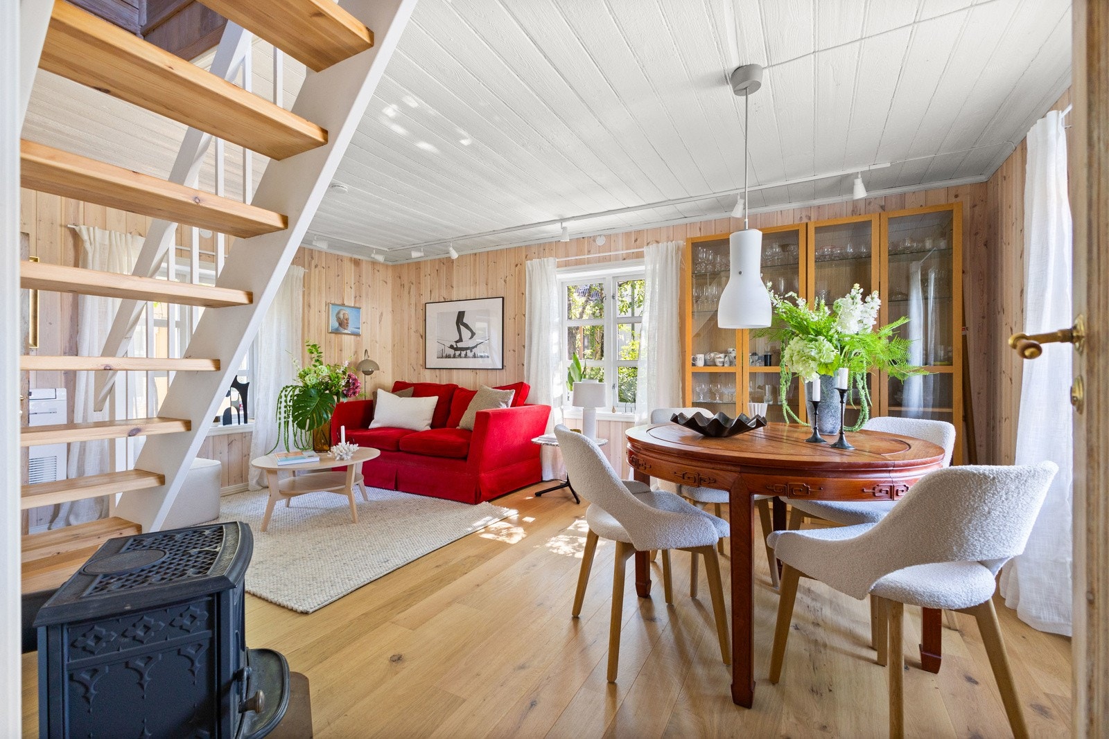 Flere vindusflater slipper inn godt med dagslys og gir hyggelig utsyn mot grønne omgivelser Galleribilde