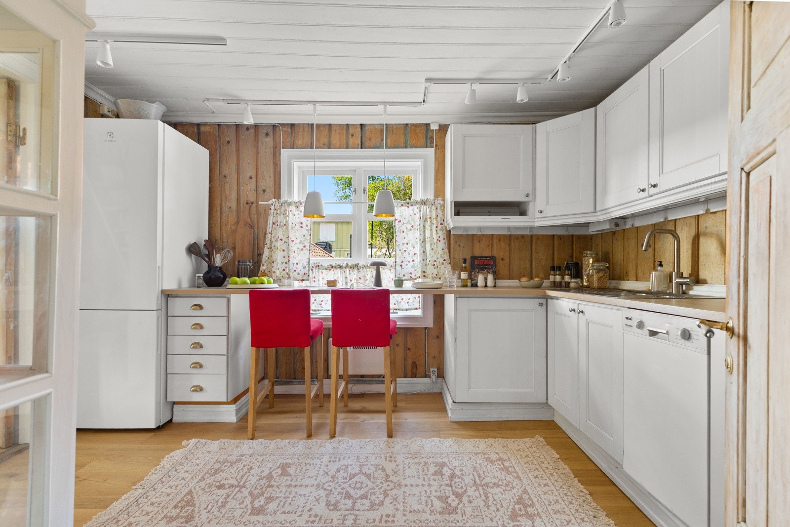 Kjøkkenet er både sjarmerende og praktisk, med innredning i lyse profilerte fronter og benkeplate i tre. Galleribilde