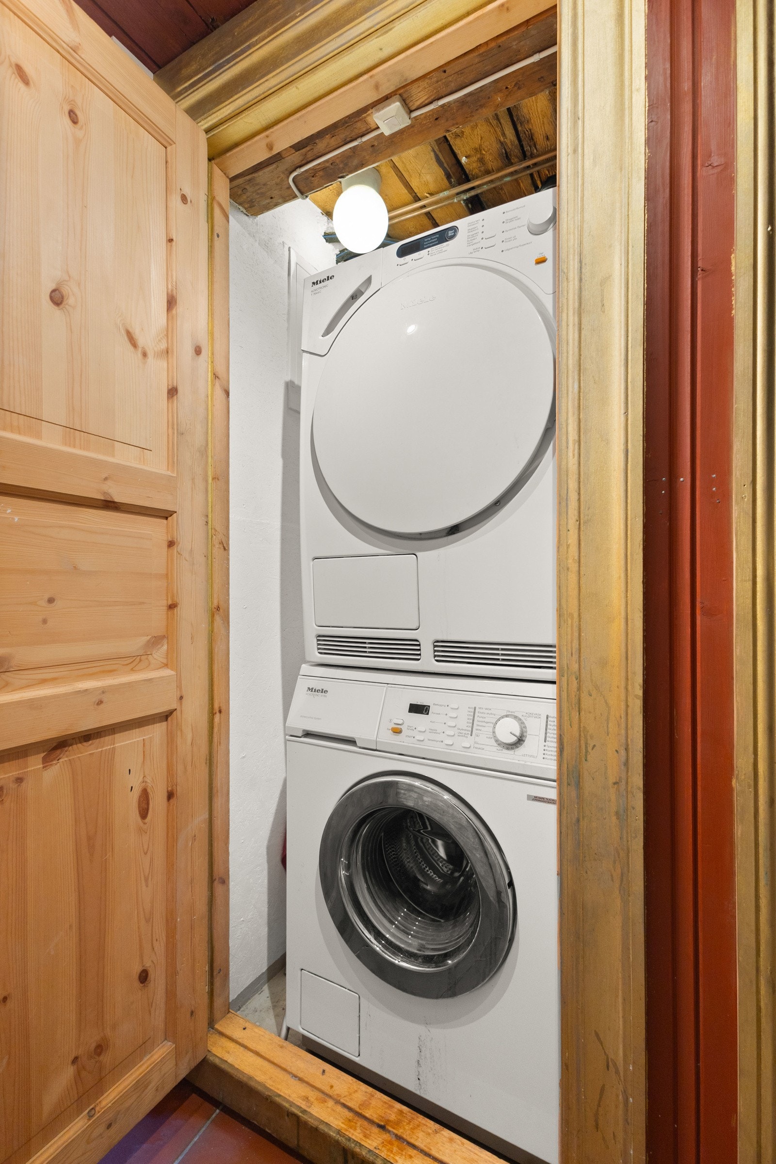 I kjelleretasjen har man praktisk teknisk rom med opplegg for vaskemaskin og tørketrommel. Galleribilde