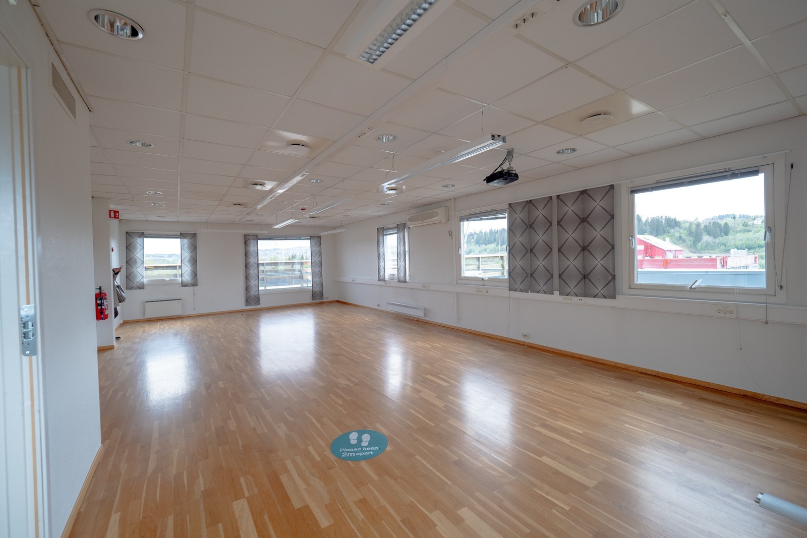 Ditt nye spiseområde eller møterom? Direkte utgang til veranda fra dør til venstre. Galleribilde