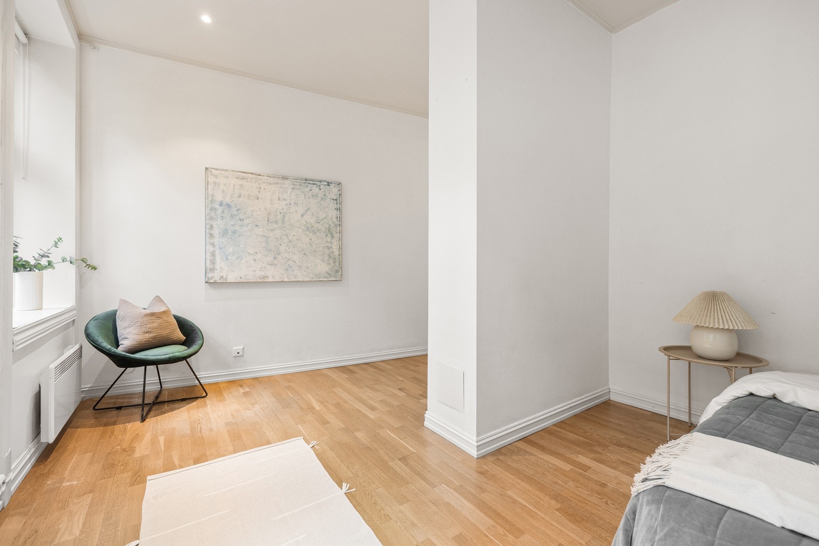 Rommet passer godt som barnerom, gjesterom eller kontor. Rommet vender inn mot stille bakgård. Galleribilde