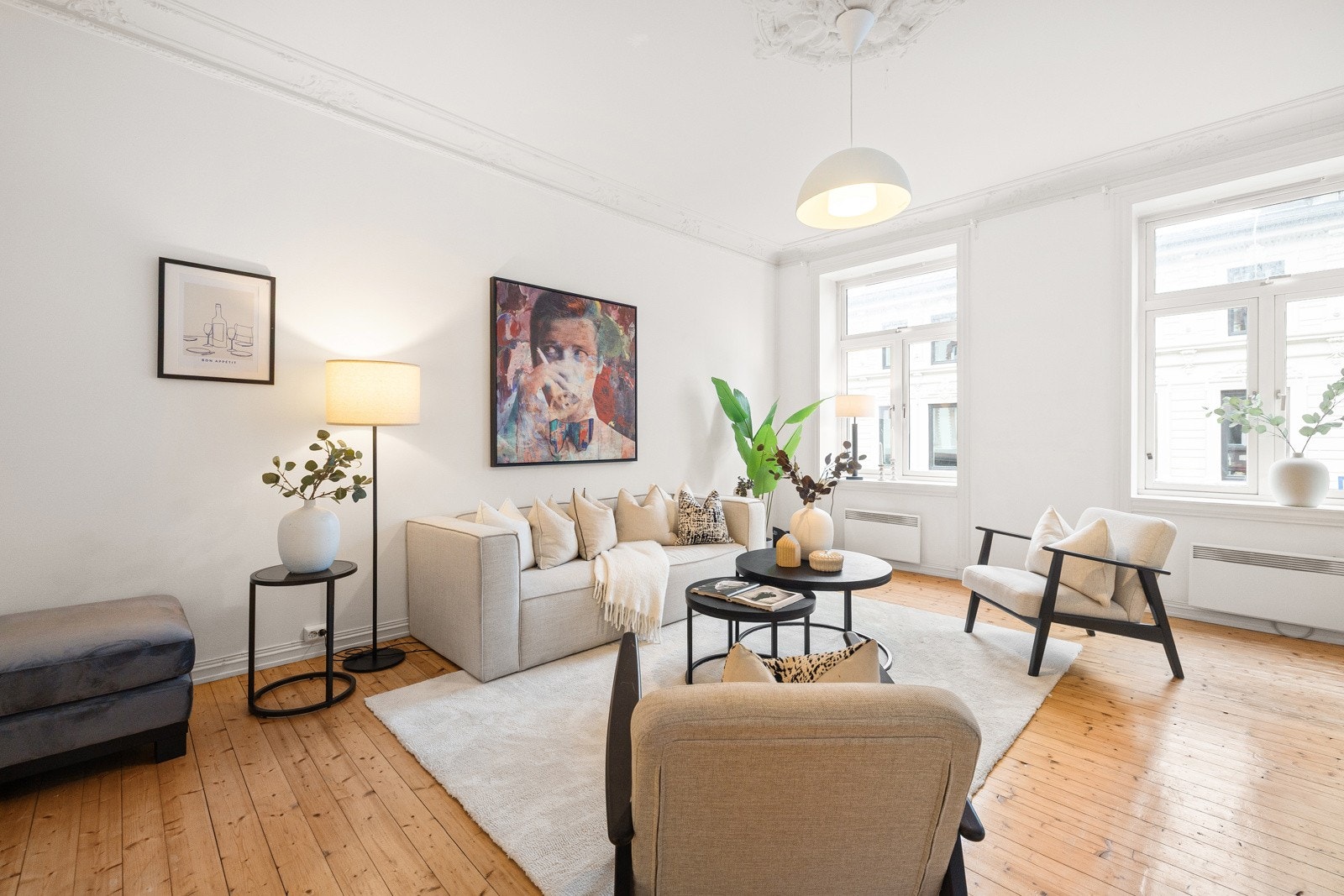 Hovedstuen har god plass til en stor sofagruppe med tilhørende møblement. Store vindusflater slipper inn rikelig med dagslys, og de lyse overflatene gir et lyst og luftig preg. Galleribilde