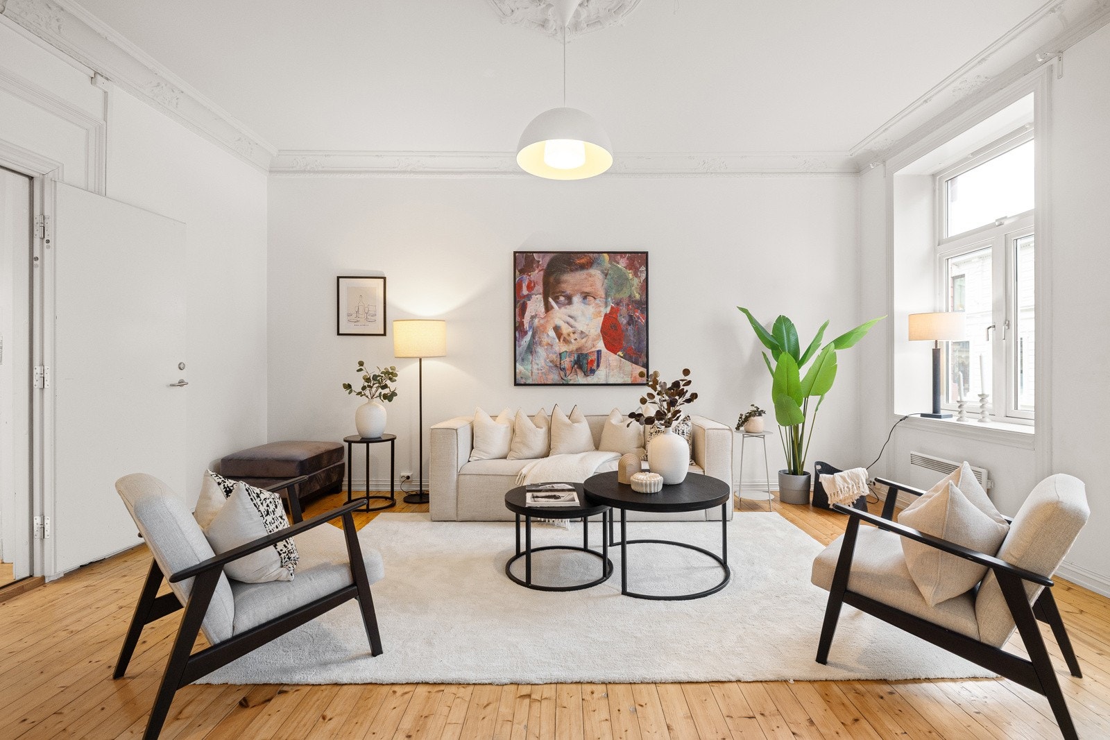 Leiligheten har en stue-på-stue-løsning hvor den ene stuen fungerer som hovedstue, mens den andre i dag benyttes som spisestue. Galleribilde