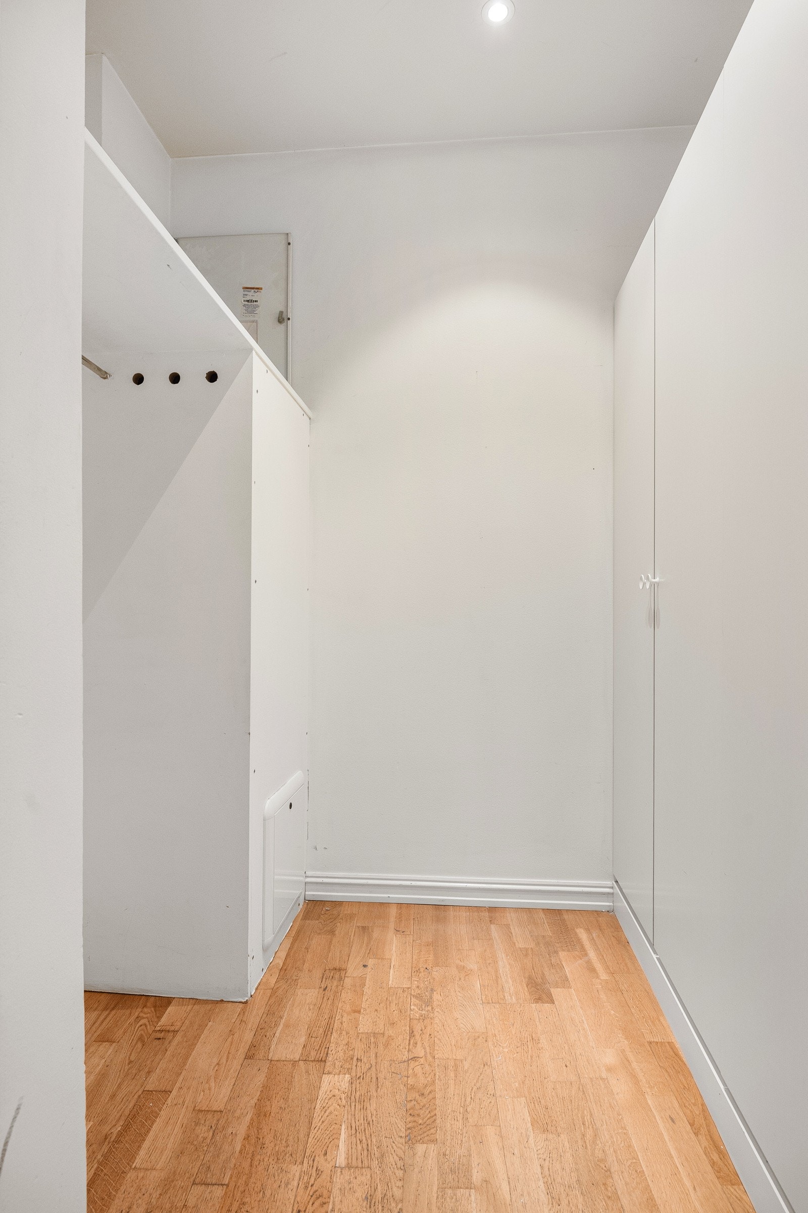 Fra entréen er det direkte adkomst til et garderoberom med god plass til å henge fra seg yttertøy og oppbevaring i garderobeskap. Galleribilde