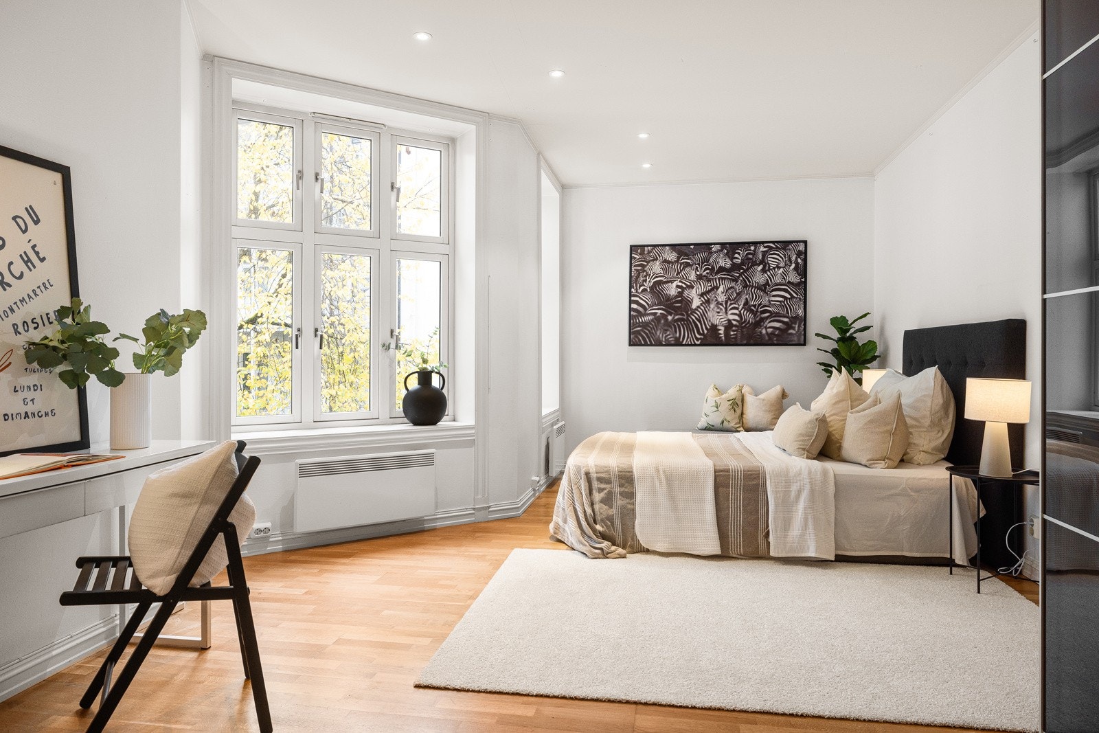 Hovedsoverommet har god plass til dobbeltseng med nattbord og tilhørende møblement. Rommet vender inn mot stille bakgård. Galleribilde