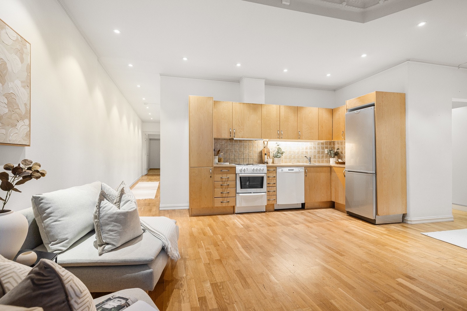 Kjøkkenet har en funksjonell utforming med god oppbevaringsplass. Galleribilde