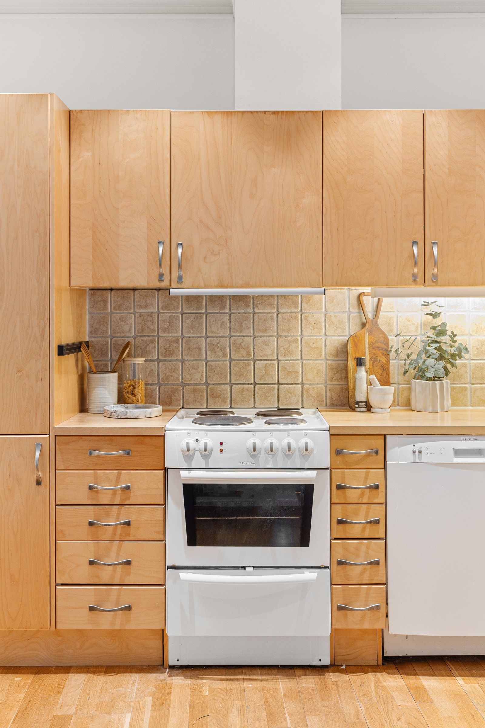 Over benken er det lagt fliser. Galleribilde