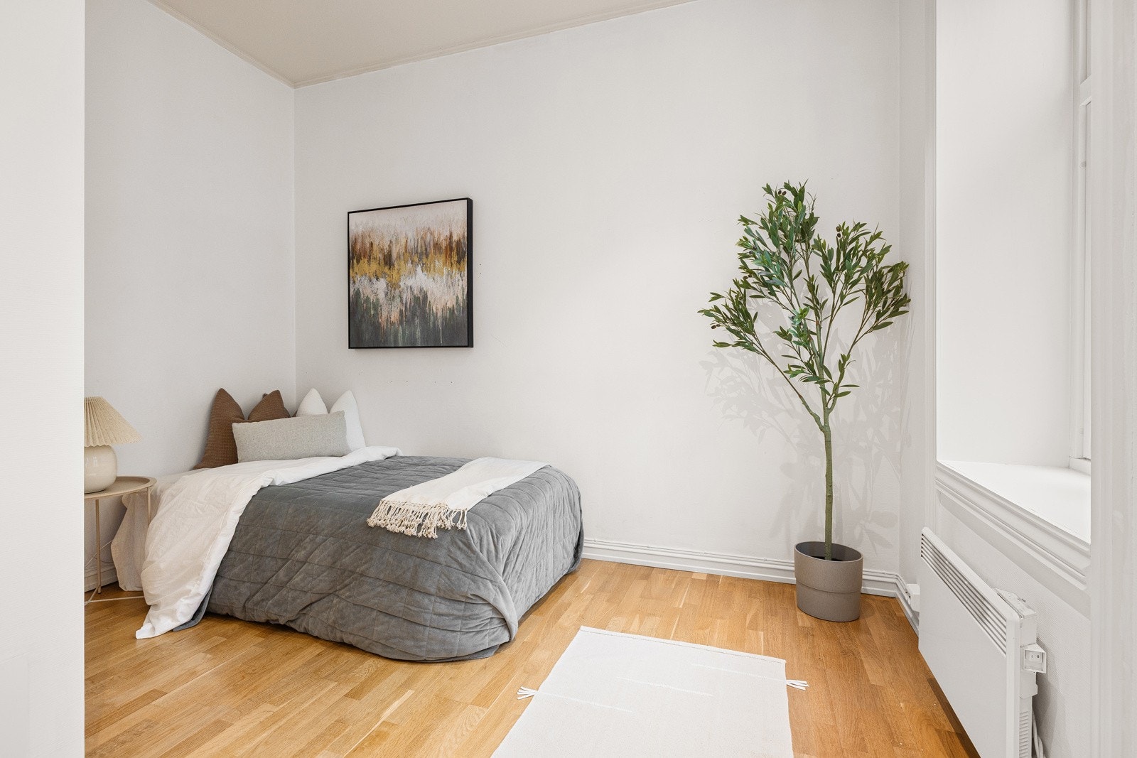 Rommet har god plass til dobbeltseng med nattbord og tilhørende møblement. Galleribilde