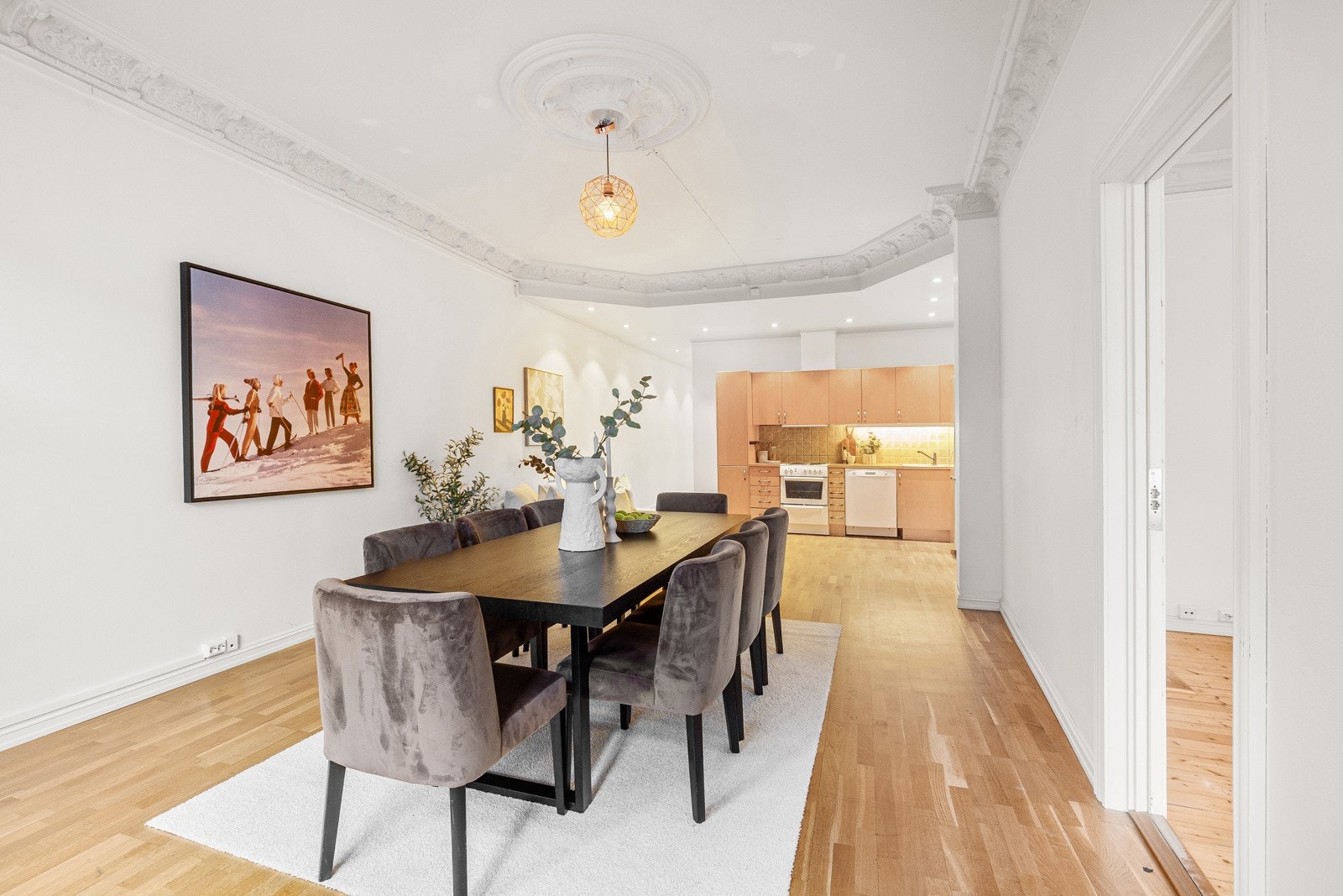 Spisestuen ligger i åpen løsning mot kjøkkenet, noe som skaper et sosialt oppholdsrom. Galleribilde