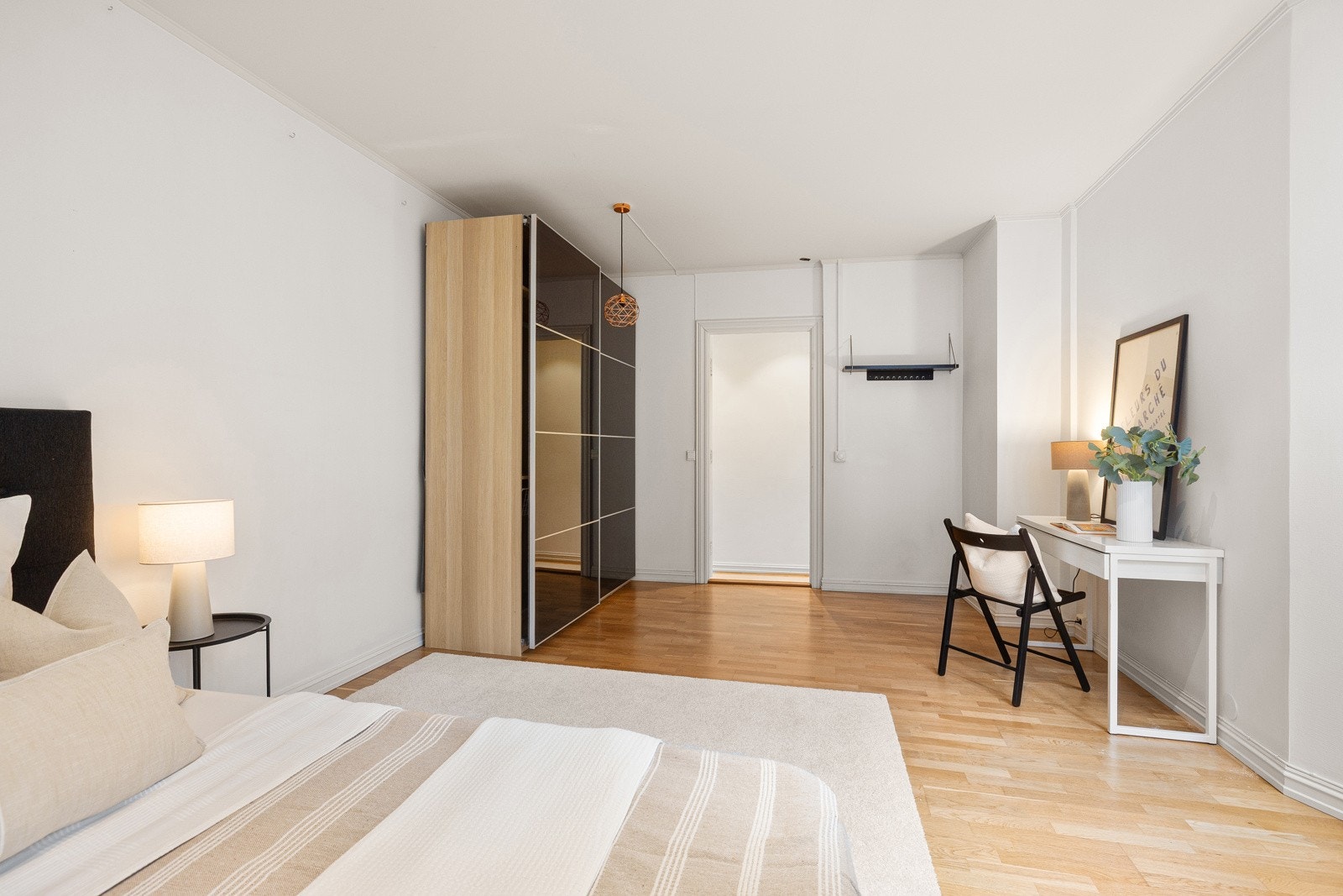 Rommet er utstyrt med en garderobeløsning med skyvedører som gir rikelig med oppbevaringsplass. Galleribilde