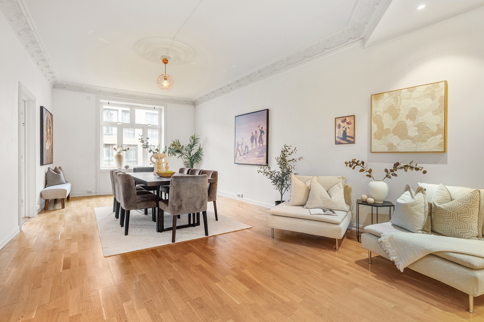 Her har vi gleden av å presentere en lys og trivelig hjørneleilighet med klassiske bygårdsdetaljer som stukkatur, rosetter og store vindusflater som slipper inn rikelig med dagslys. Galleribilde