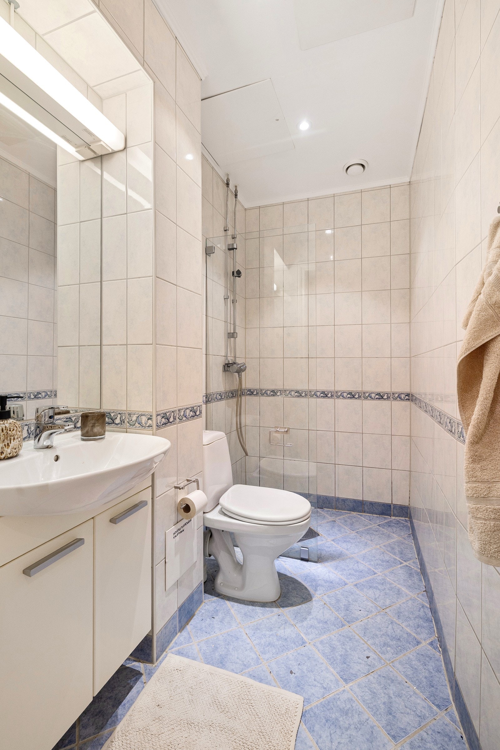 Bad 2 har fliser på både gulv og vegger. Innredet med servant med underskap, toalett og dusjhjørne med glassvegg. Galleribilde