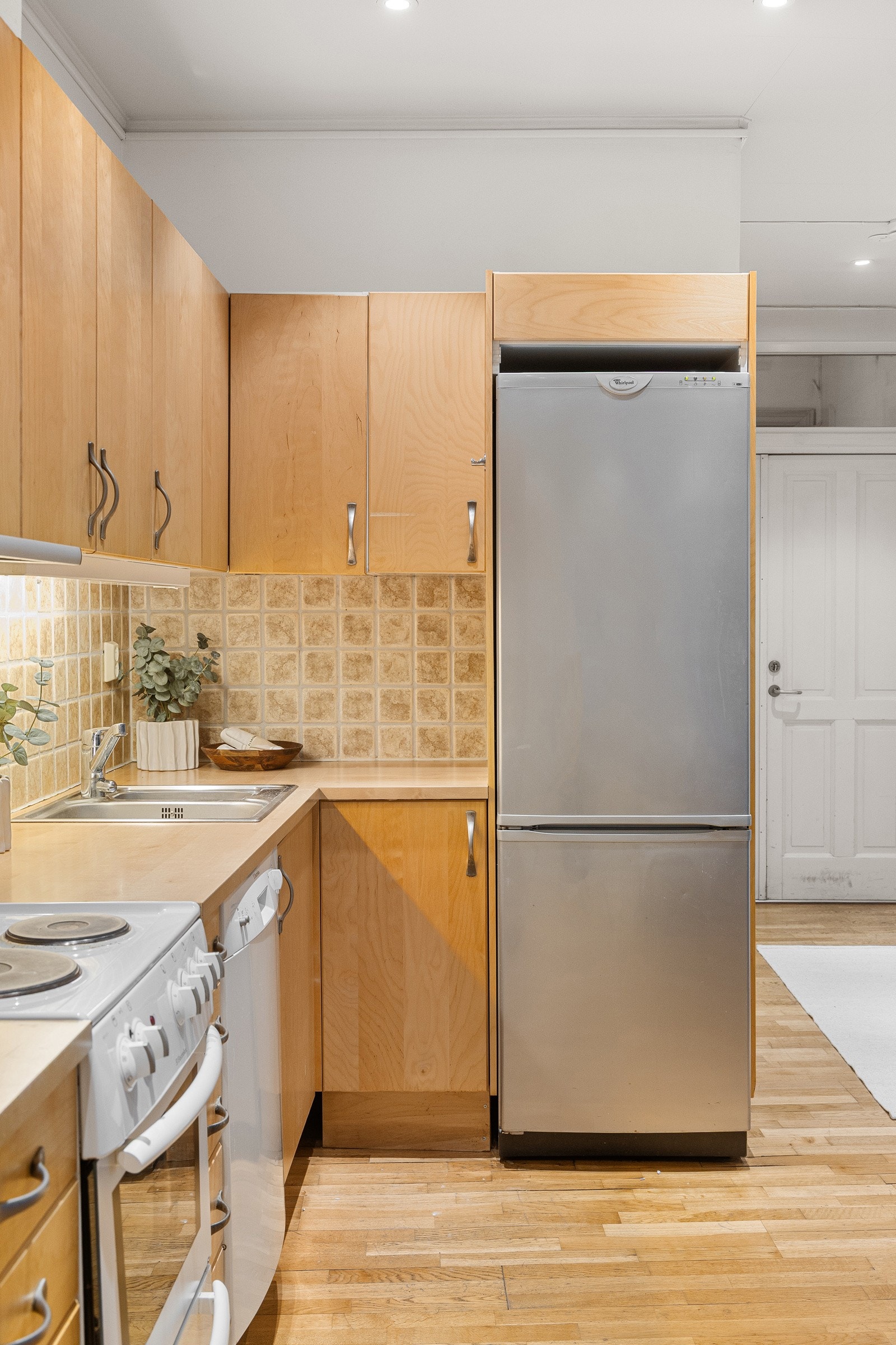 Kjøkkenet er utstyrt med frittstående hvitevarer som komfyr, oppvaskmaskin og kjøl-/fryseskap. Galleribilde