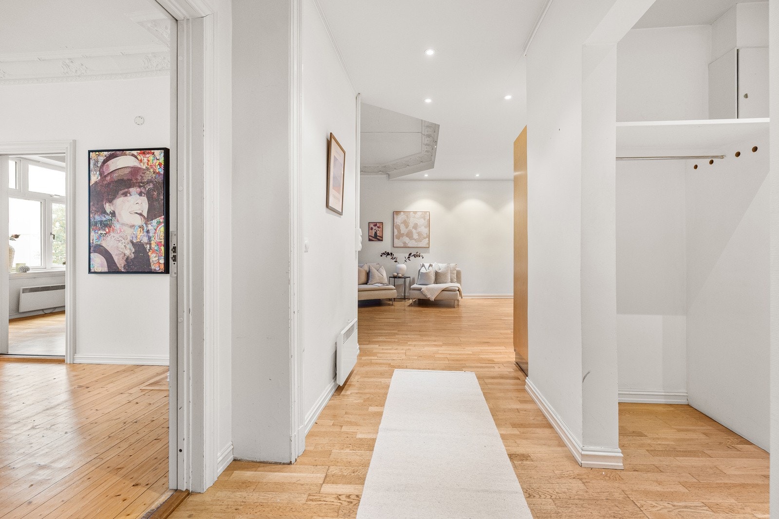 Romløsningen gir et ryddig og funksjonelt førsteinntrykk, og entréen har enkel adkomst videre til leilighetens øvrige rom. Galleribilde