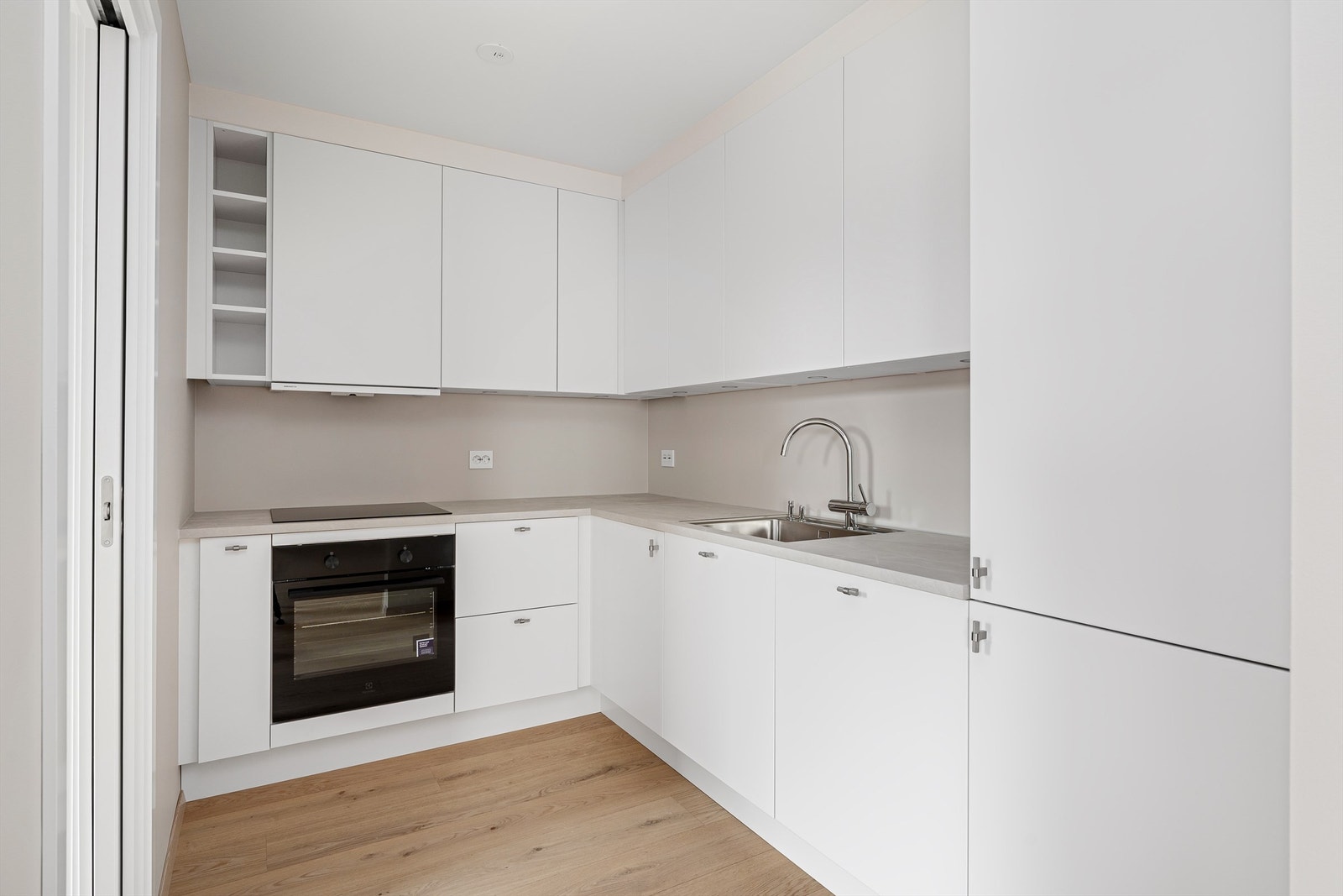 Kjøkken fra Strai med hvitevarer Galleribilde