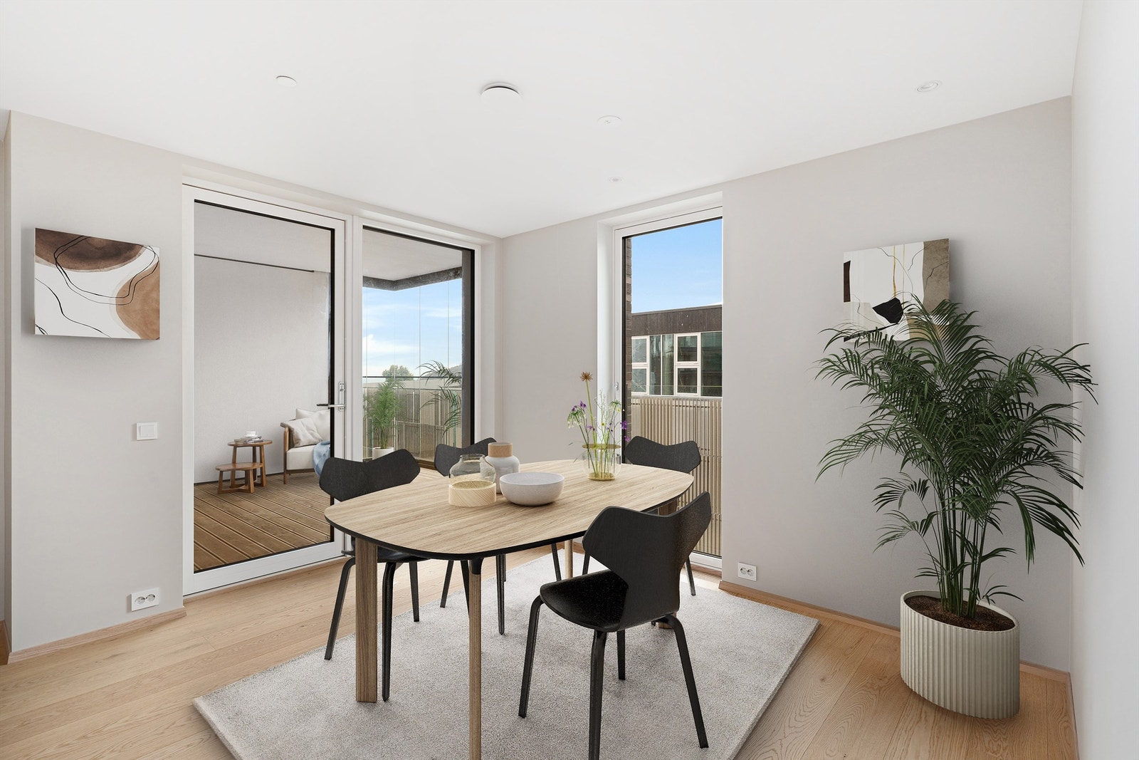 God plass til spisestue med utgang til innglasset balkong med sjøutsikt Galleribilde