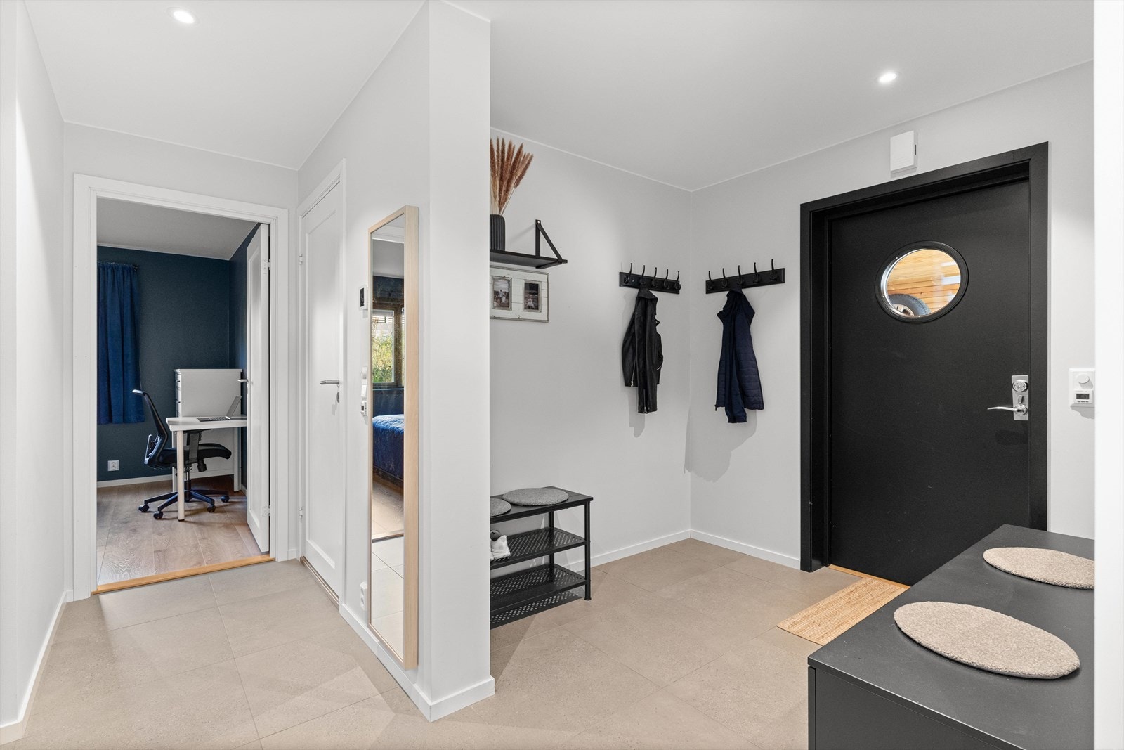I entréen er det plass til å henge fra seg yttertøy og sette fra seg sko. Galleribilde