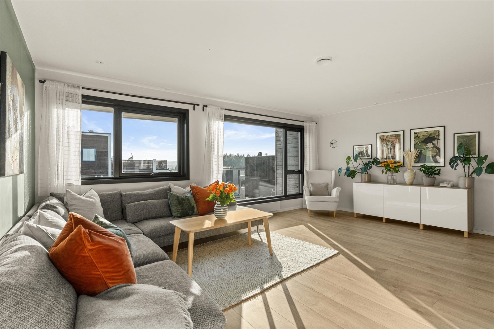 I tillegg slippes det rikelig med naturlig lys inn fra de store vindusflatene. Galleribilde