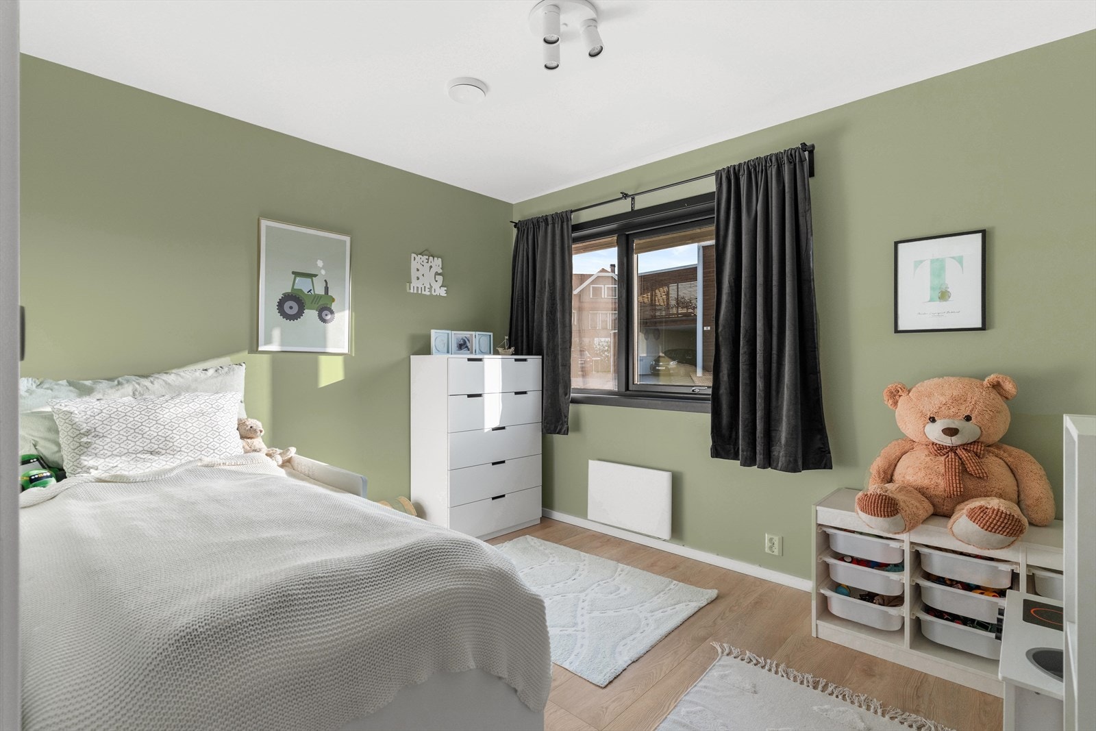 Soverom nr. 2 og 3 fungerer ypperlig som barnerom, gjesterom eller kontor - her er mulighetene mange. Galleribilde