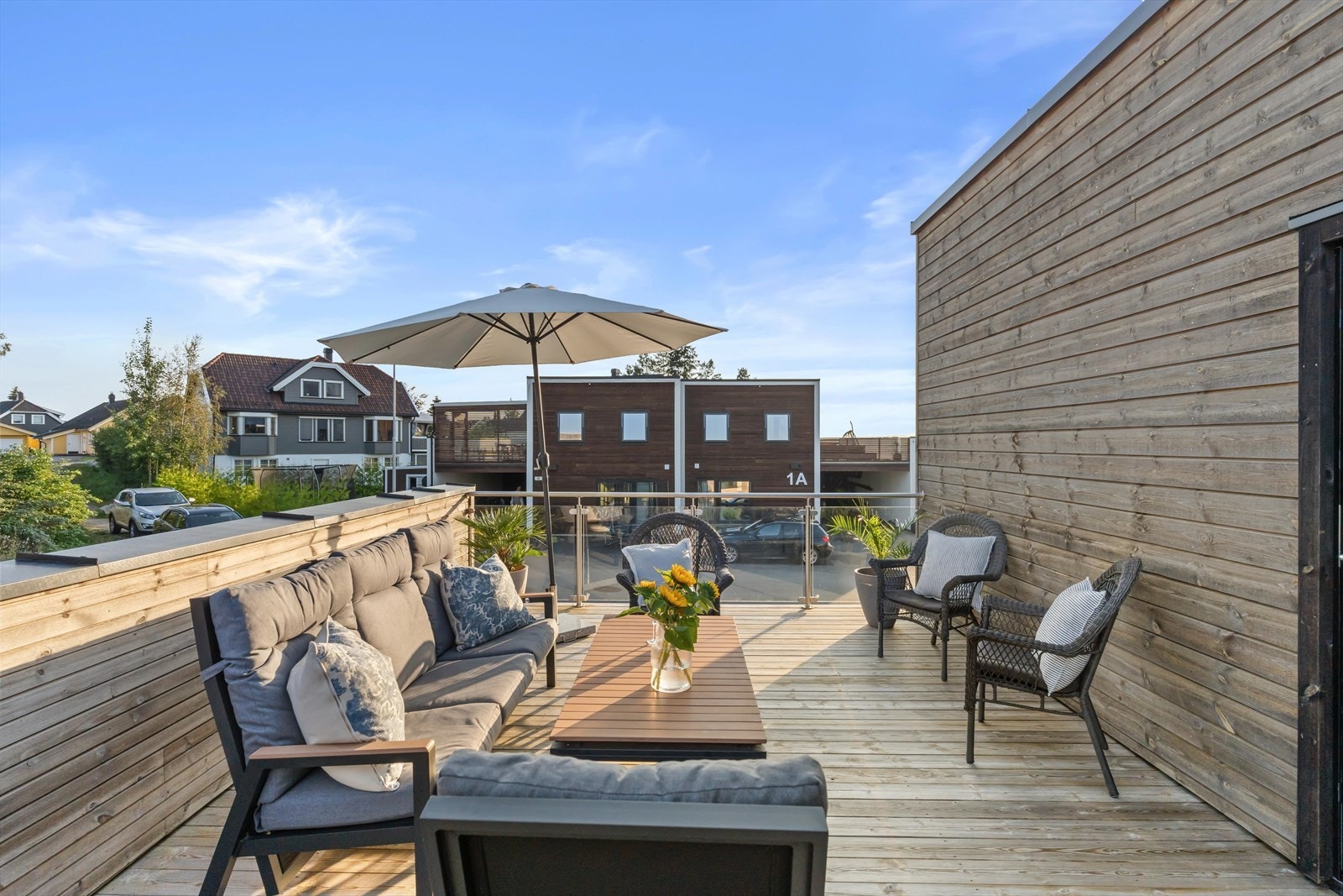 Fra stuen er det utgang til en sydøstvendt takterrasse på 47 kvm. Galleribilde