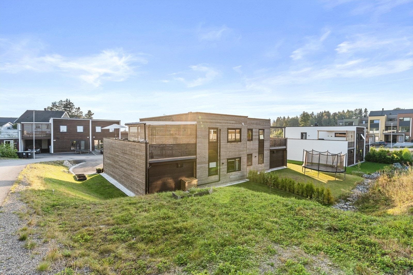 Det er blitt lagt hvit marmorstein rundt hele huset, samt hagekant mot gresset. Det er lagt runde steiner i grøftekant og i et bed. Galleribilde