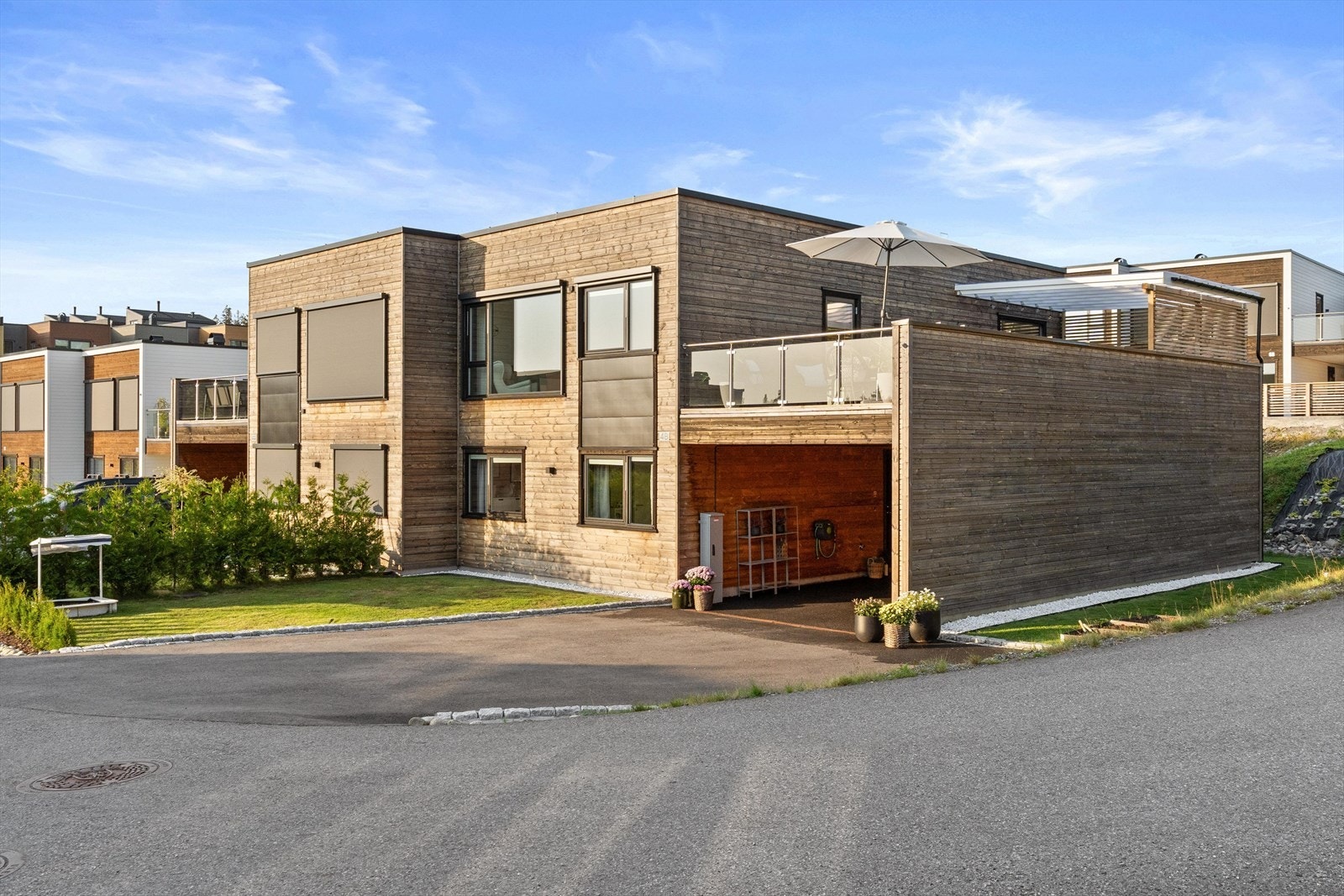 Det medfølger parkering i carport på 40 m². I tillegg er det plass til biloppstilling på gårdsplassen. Galleribilde