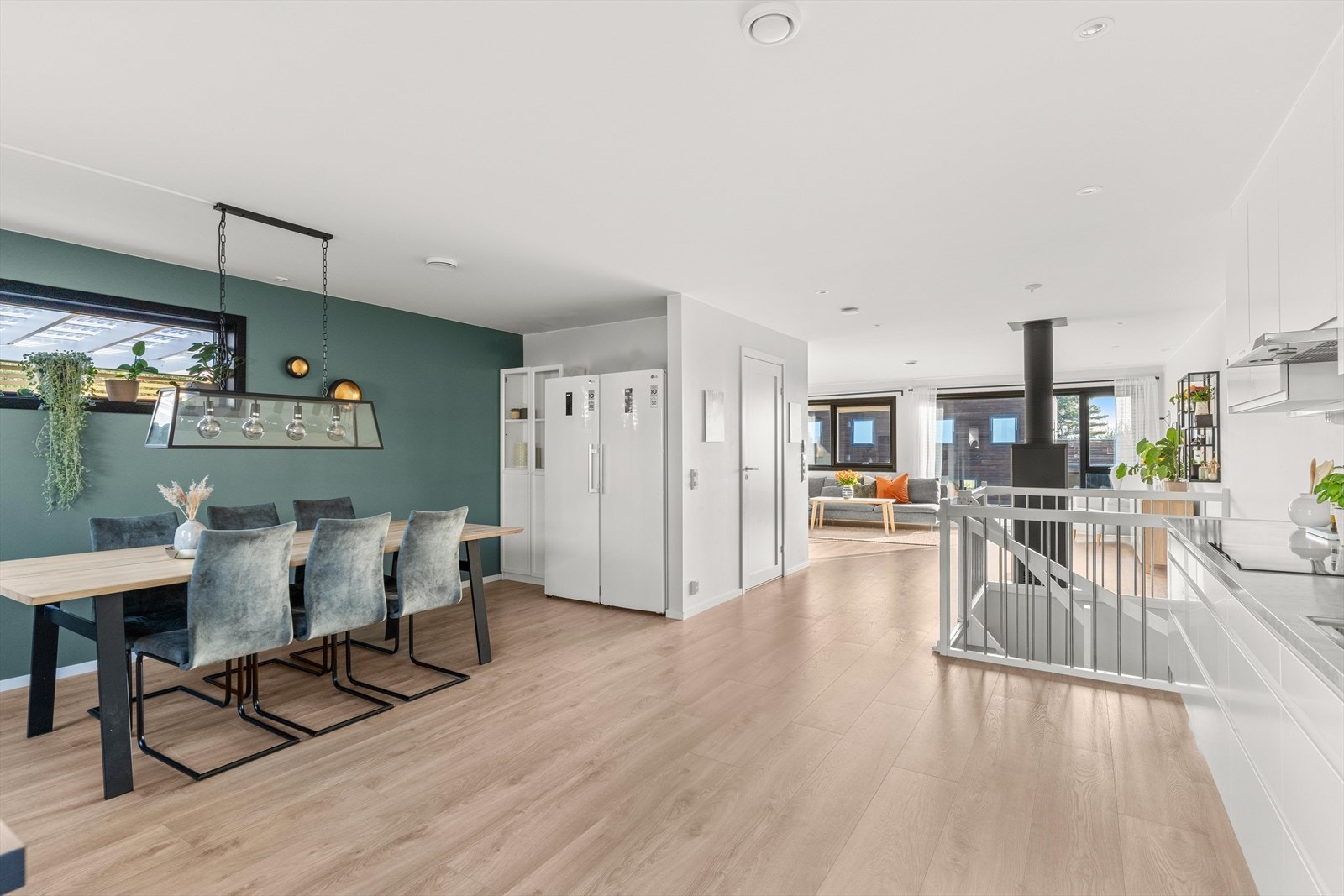 Det er god plass til stort spisebord ved kjøkkenet, her er det enkelt å underholde gjestene mens middagen forberedes! Galleribilde