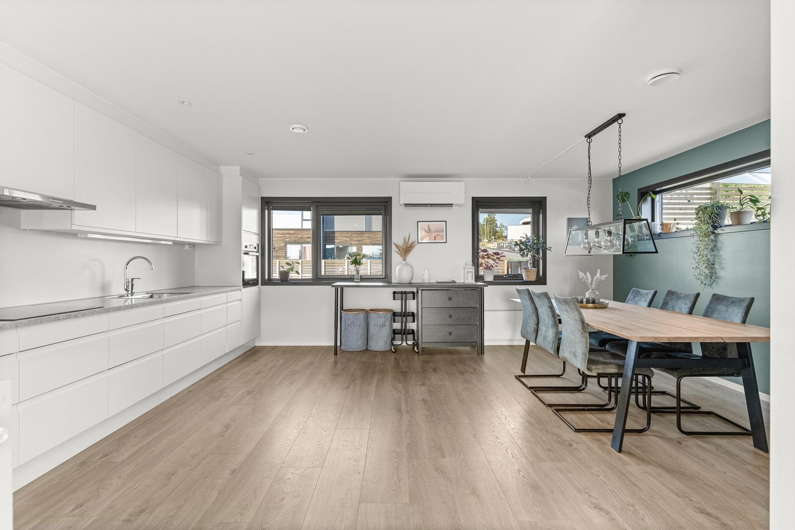 Kjøkkenet er svært godt utnyttet, og byr på rikelig med benk- og skapplass. Galleribilde