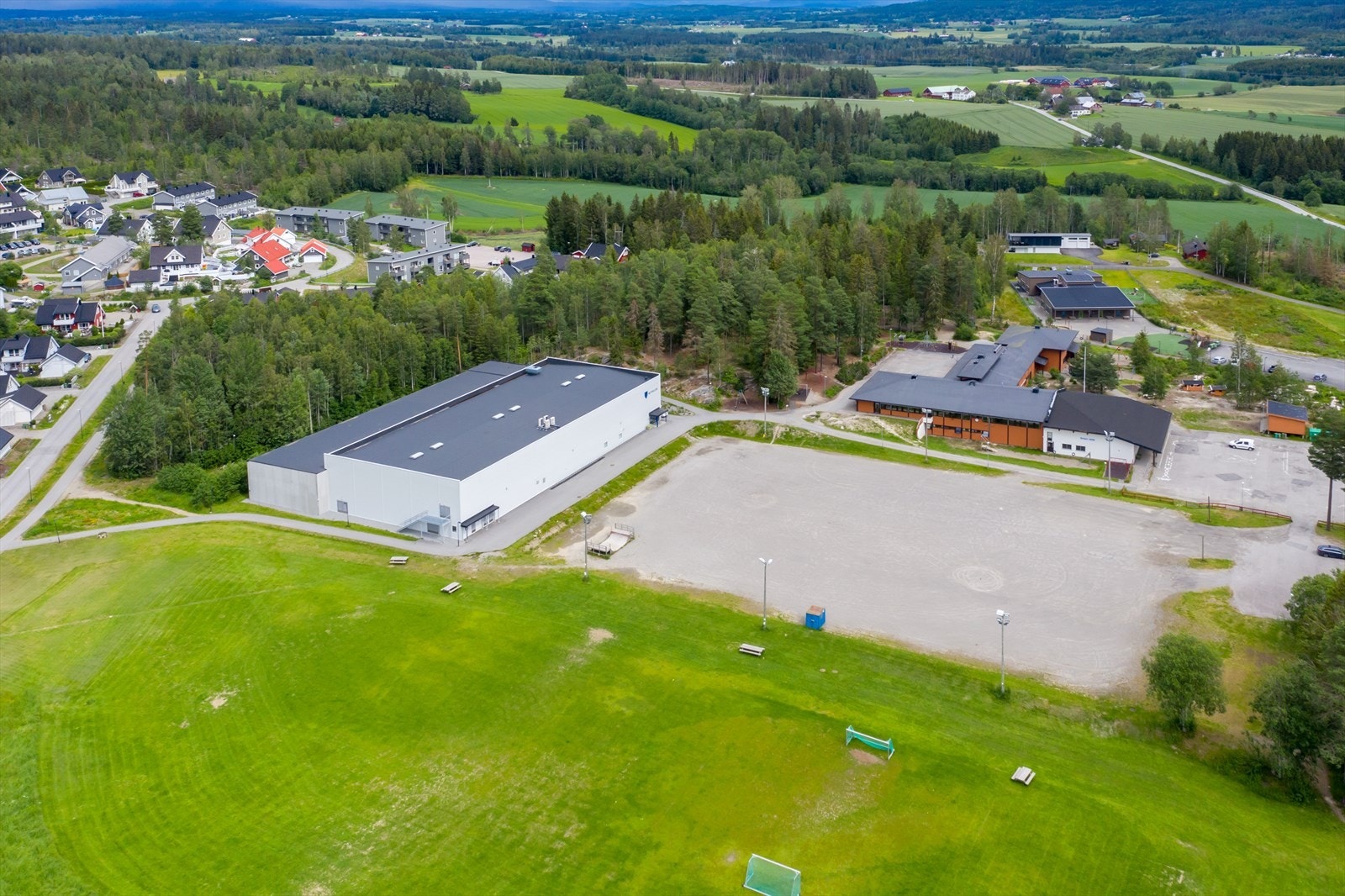 Fra boligen er det ca 8 minutters gange til Aflhallen og skolen på Borgen Galleribilde