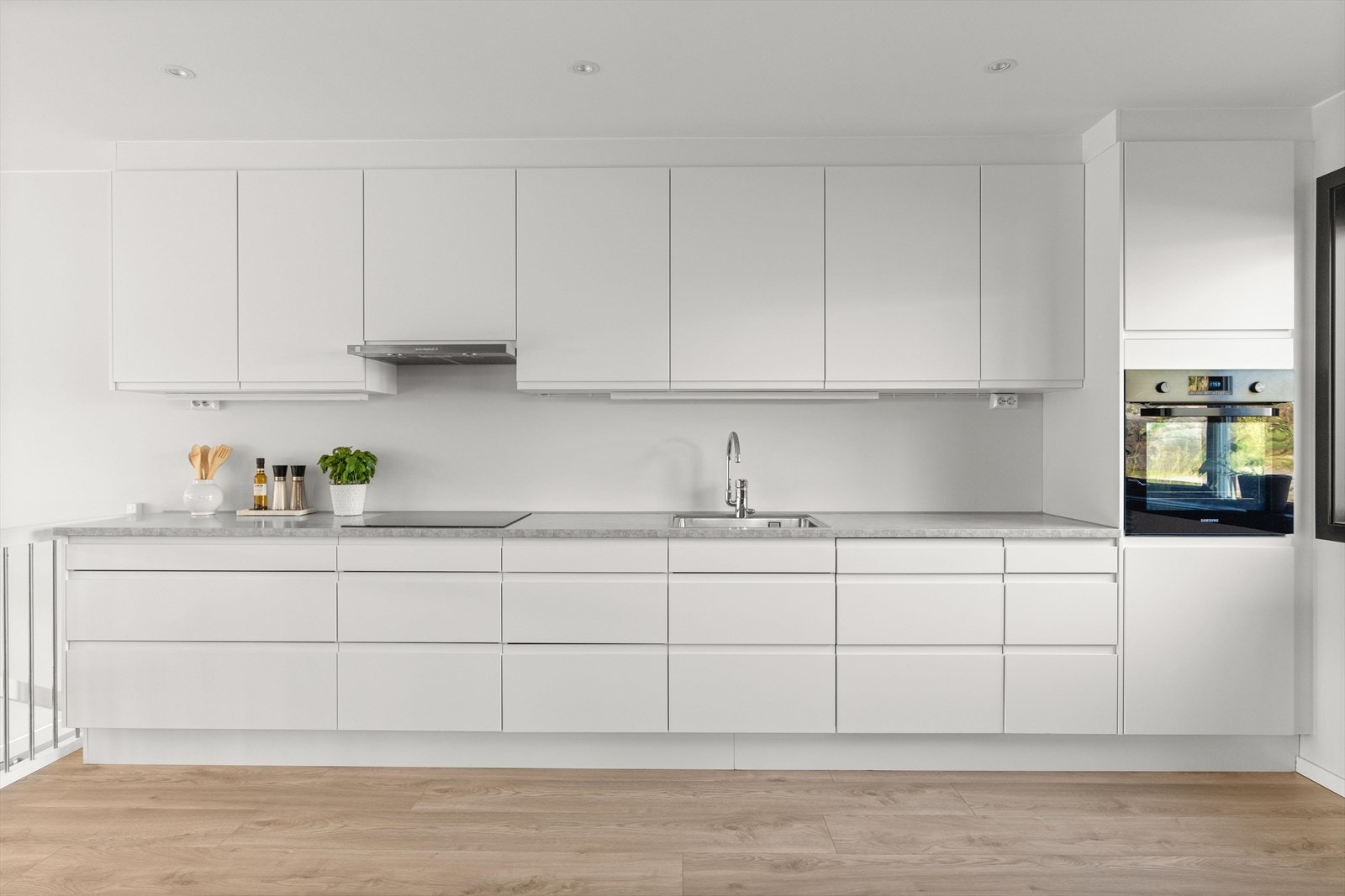 Videre er det plass til frittstående kjøle-/fryseskap, samt integrert oppvaskmaskin, ovn og platetopp. Galleribilde