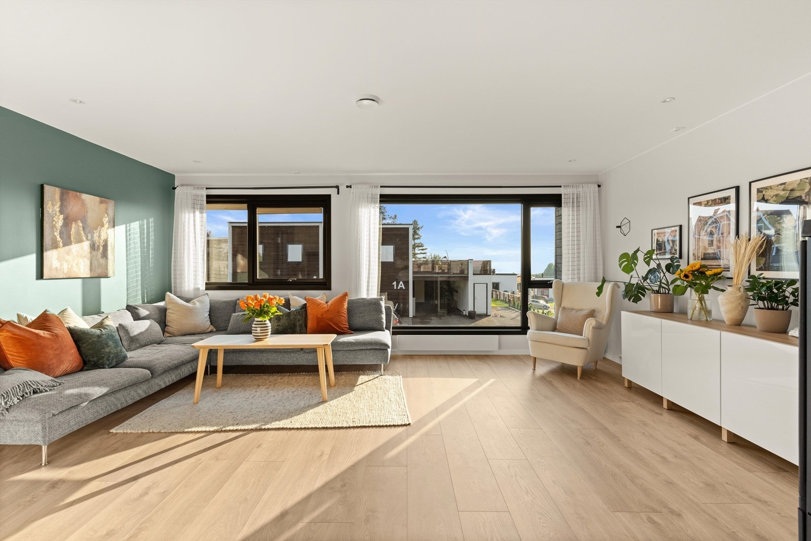 I stuen er det god plass til stor sofaseksjon og tv-møbel. Galleribilde