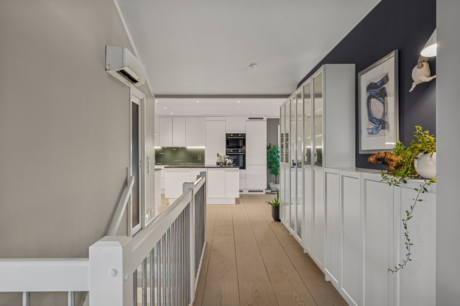 Andre etasje byr på en gjennomført og luftig planløsning med kjøkken, egen kjøkkenbod, spisestue, to stuer, stort gangareal med vinduer, toalettrom samt en elegant vinterhage og takterrasse. Galleribilde