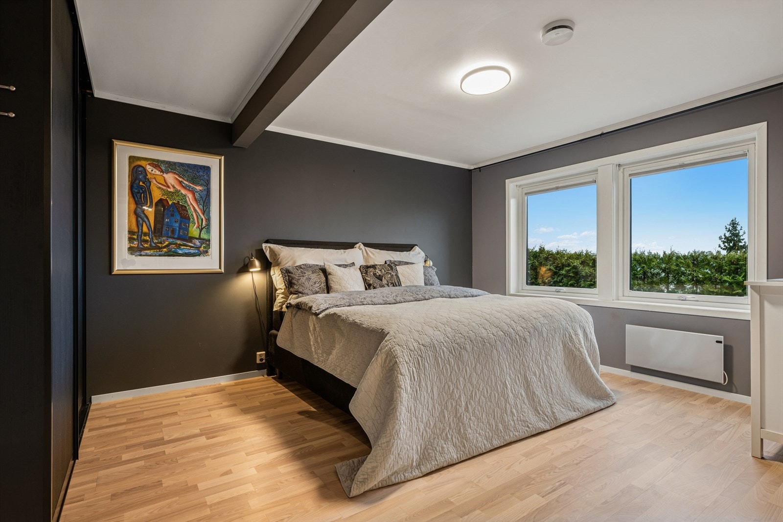 Boligen byr på 3 -4 gode soverom. Et av disse er et flott master soverom med et eget walk-in closet og bad. Galleribilde