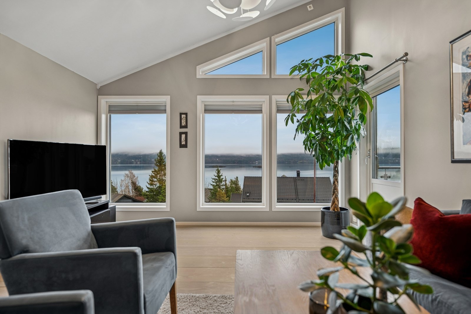 Her kan du lene deg tilbake og nyte den flotte utsikten, med direkte utgang fra TV-stuen til en fjordvendt balkong... Galleribilde