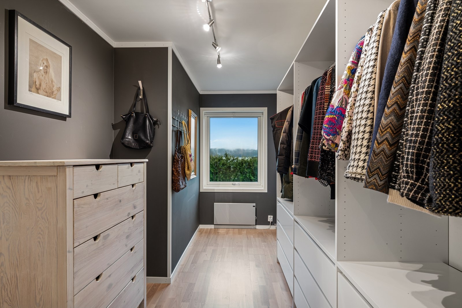 Direkte adkomst fra soverom til en svært praktisk walk-in garderobe. Her er det satt inn smarte løsninger. Galleribilde