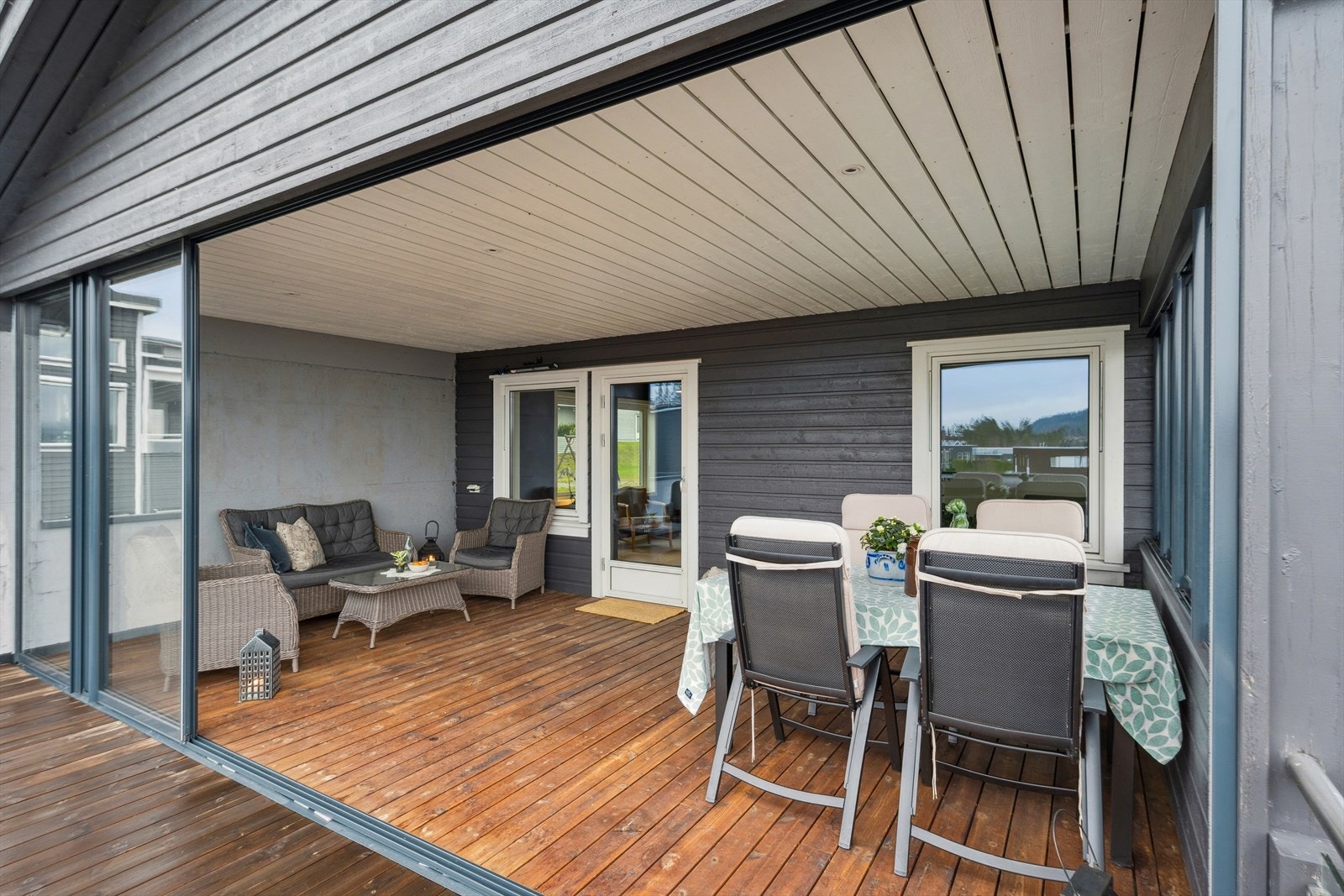 Innglasset del av takterrasse på ca. 21 kvm. Galleribilde