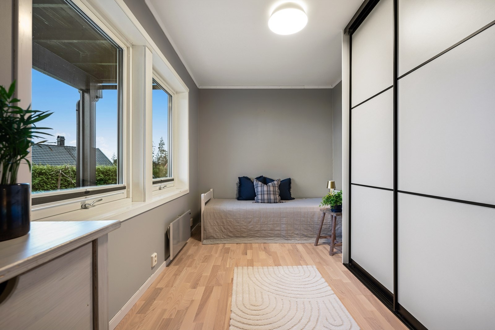 Soverom 2 med god plass til dobbeltseng, nattbord og garderobeskap. Galleribilde