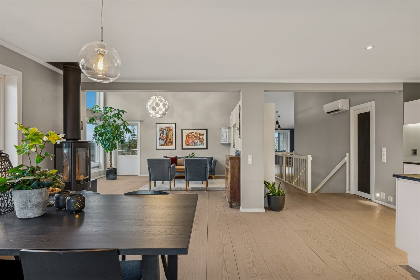 Hjemmets øverste etasje byr på flere innbydende stuesoner med rikelig plass til møbler. Galleribilde