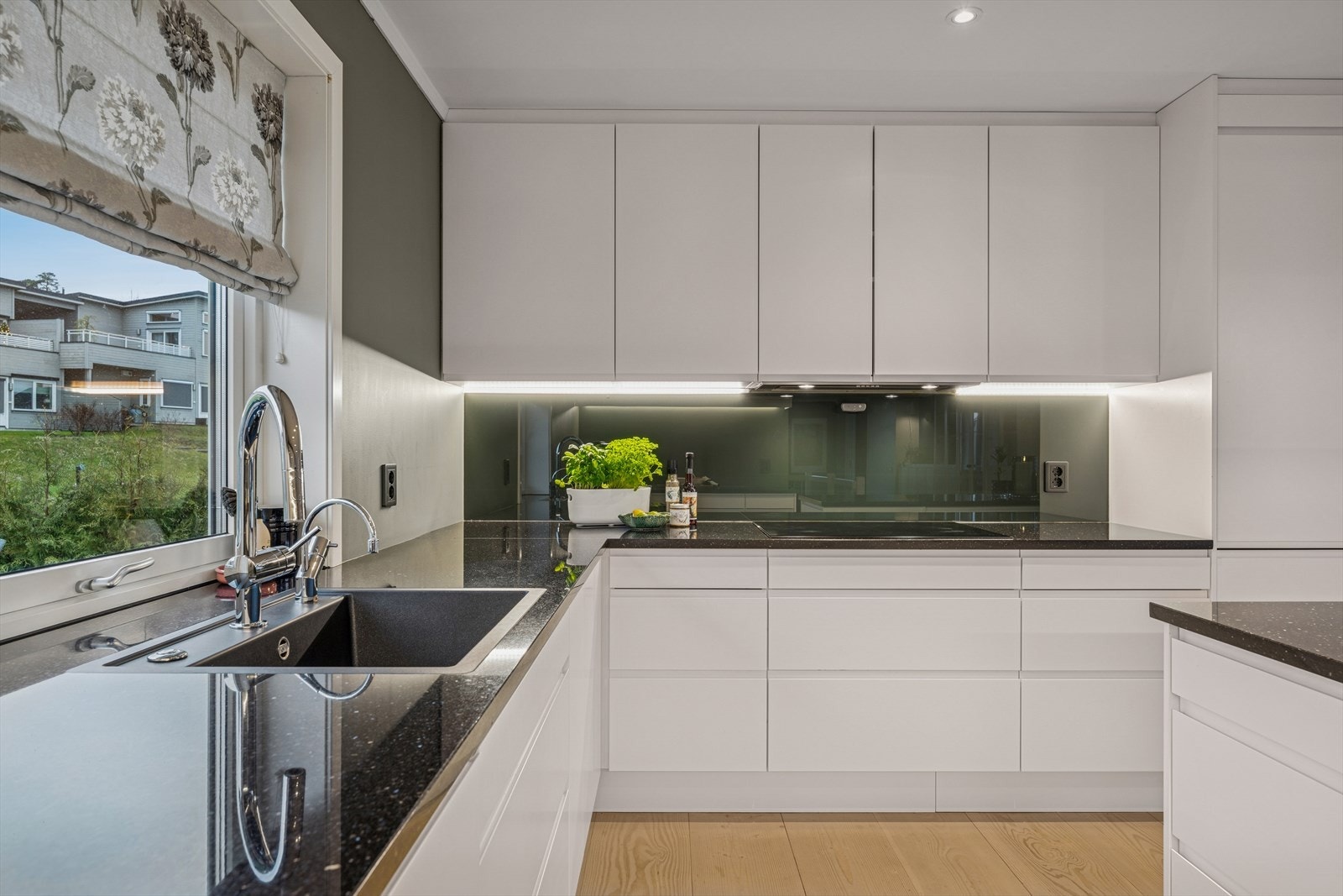 Kjøkkenet imponerer med takhøy innredning og integrerte hvitevarer som gir rene linjer og maksimal lagringsplass, et perfekt sted for kulinariske opplevelser! Galleribilde