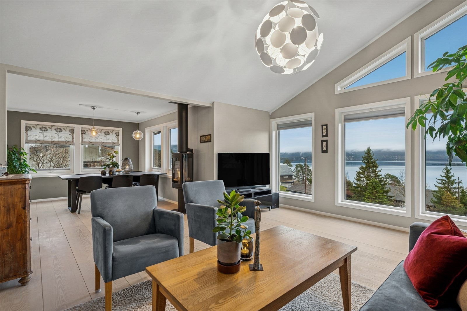 Hjemmet preges av store vindusflater som slipper inn rikelig med dagslys og rammer inn den vakre utsikten. Uansett hvor du befinner deg, har du naturen som en levende kulisse. Galleribilde