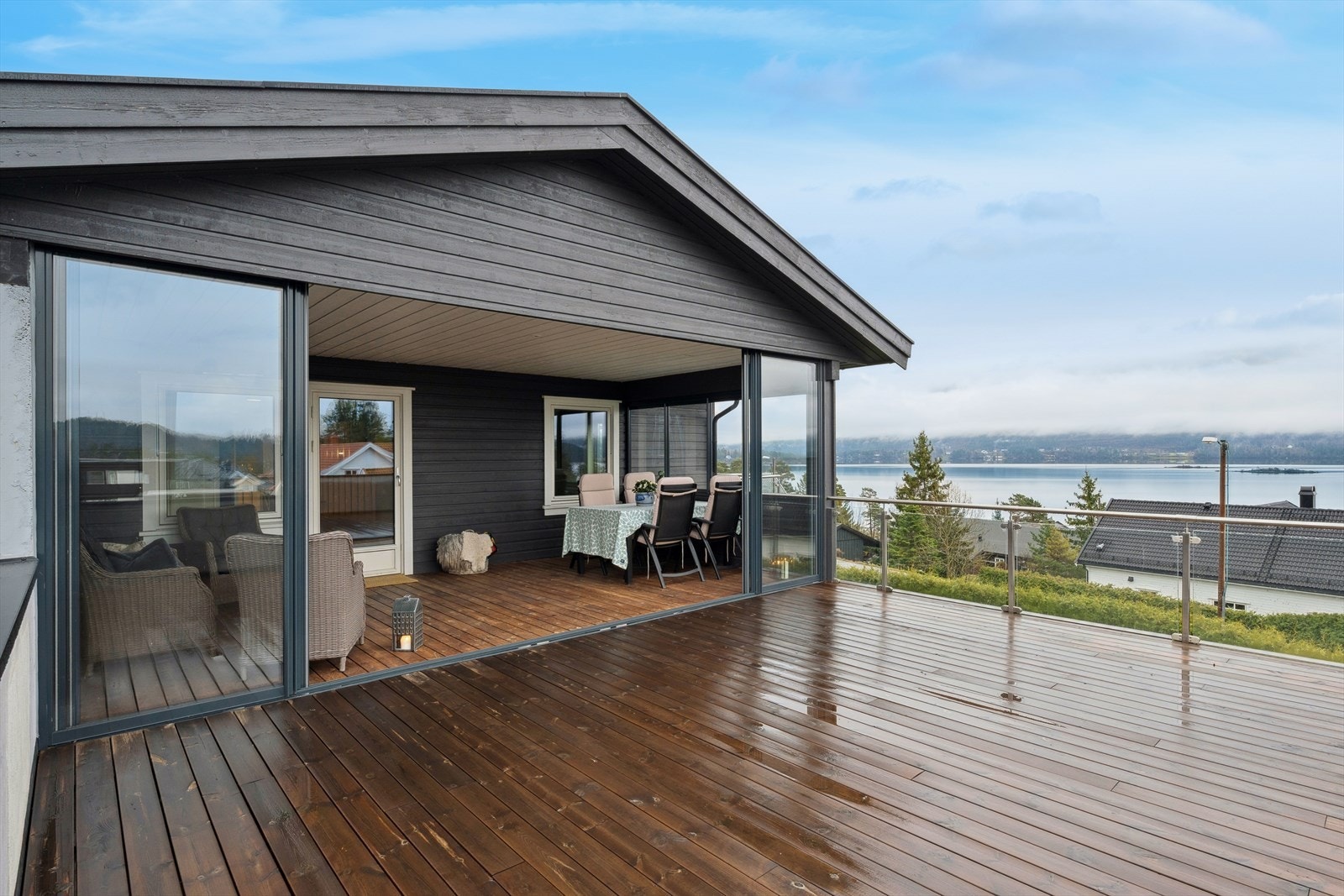 Fra 2. etasje har du direkte adkomst til en stor solrik terrasse, perfekt plassert for å nyte solen og den storslåtte utsikten gjennom store deler av dagen. Galleribilde