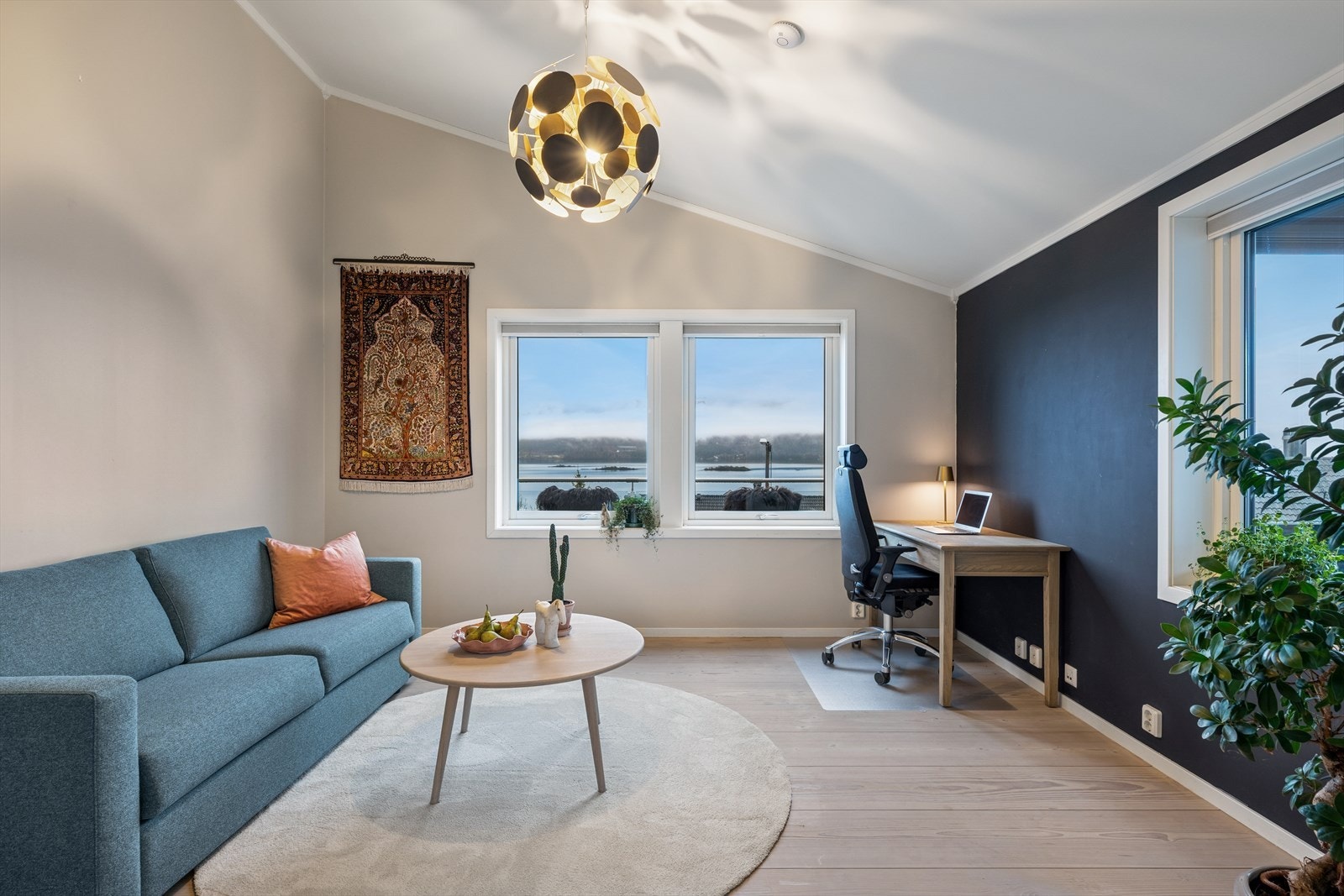 Luftig og fleksibel stue nummer to med god plass til sofagruppe og annet møblement. Kan også brukes som et romslig soverom nummer fire. Galleribilde