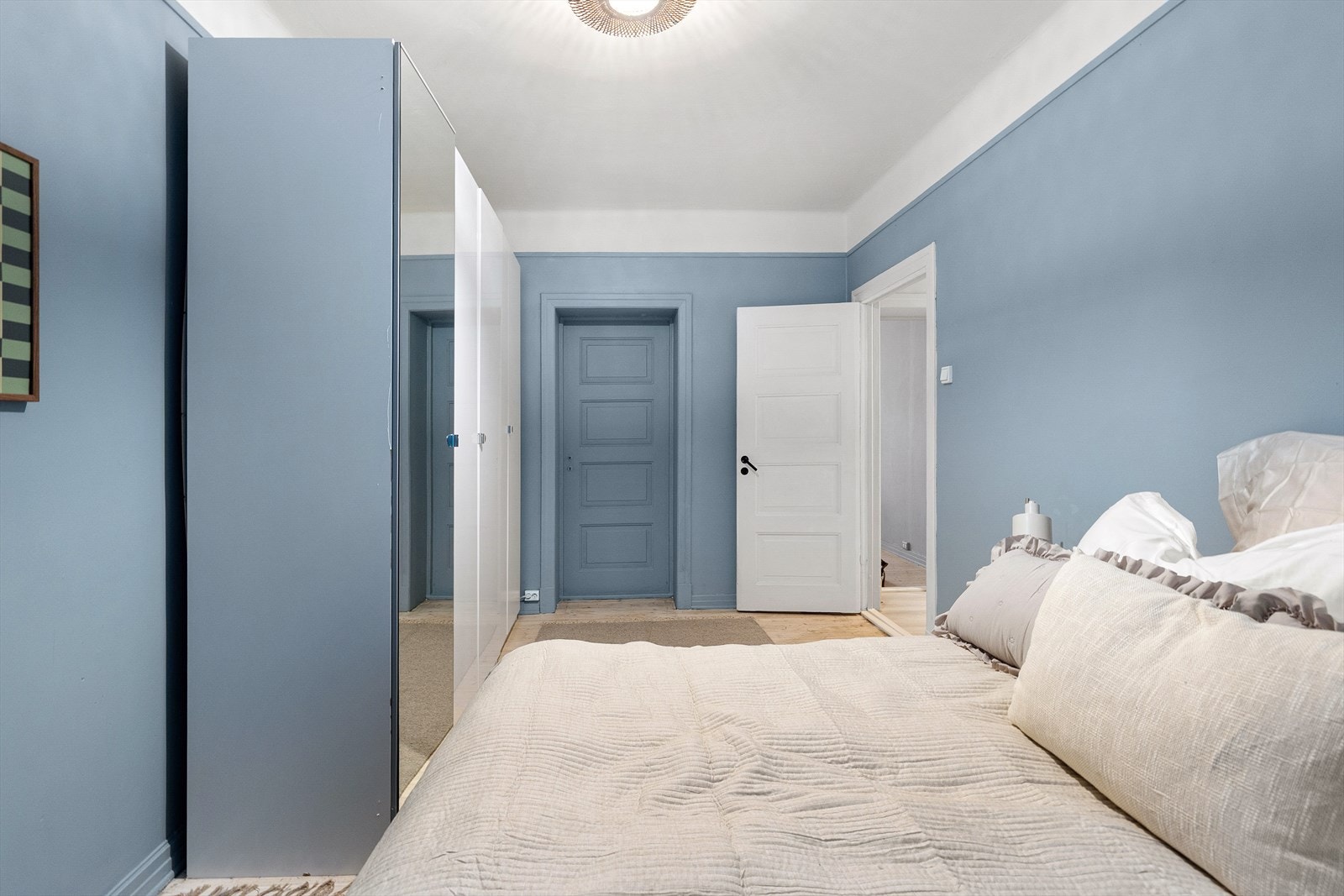 Soverommet er malt i en behagelig blåfarge som passer godt med gulvet og interiøret for øvrig. Galleribilde