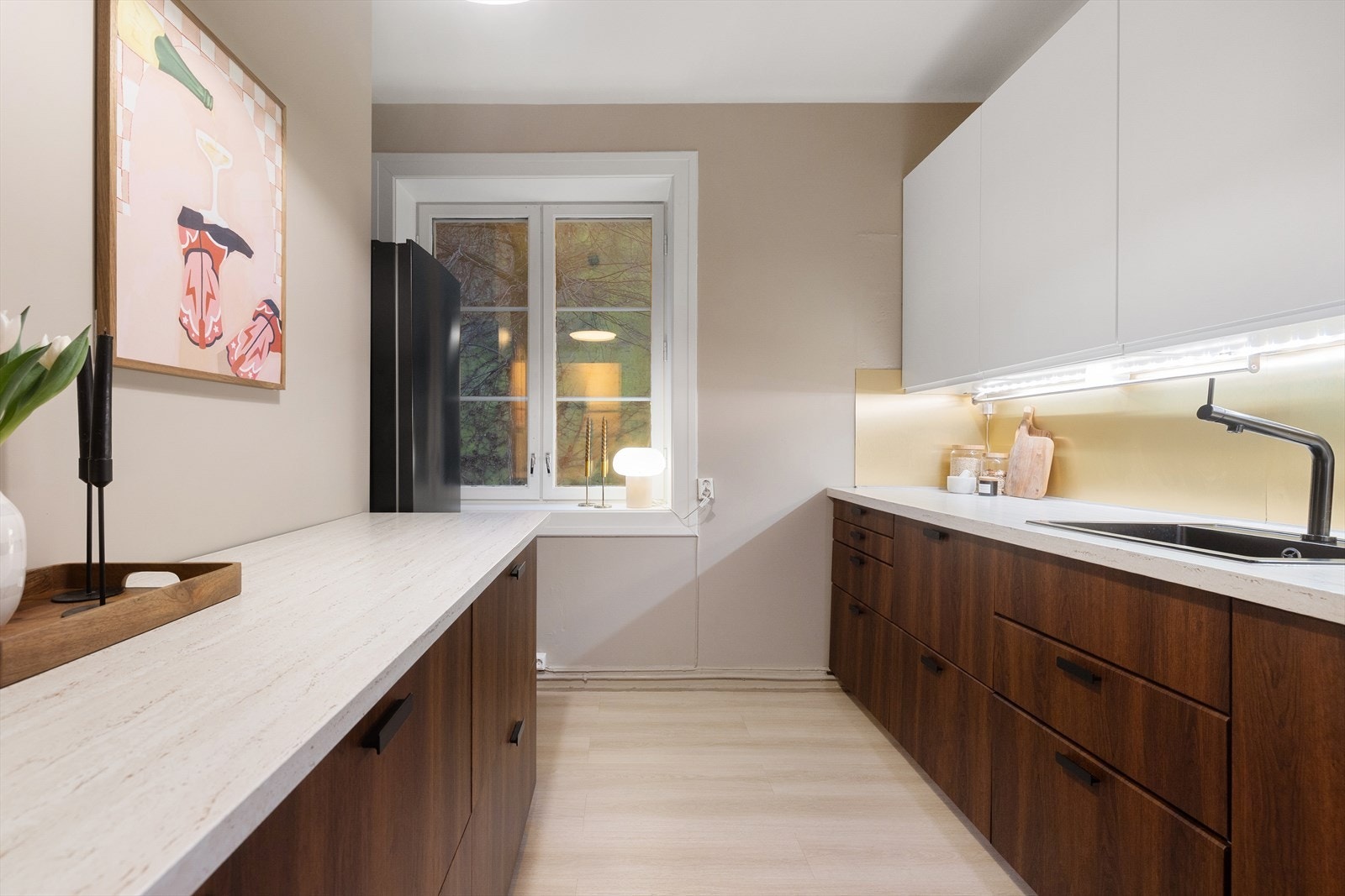 Pent, separat og romslig kjøkken vendt mot indre gård. Galleribilde