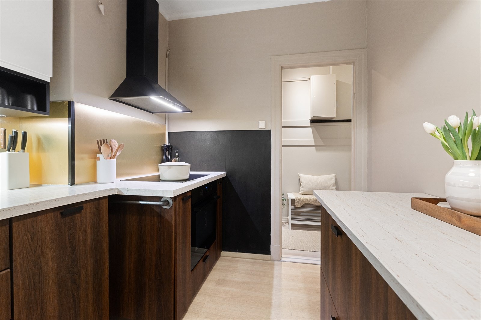 Plassen er svært godt utnyttet med rikelig lagringsplass i både skap og skuffer, samt god plass til matlaging. Galleribilde