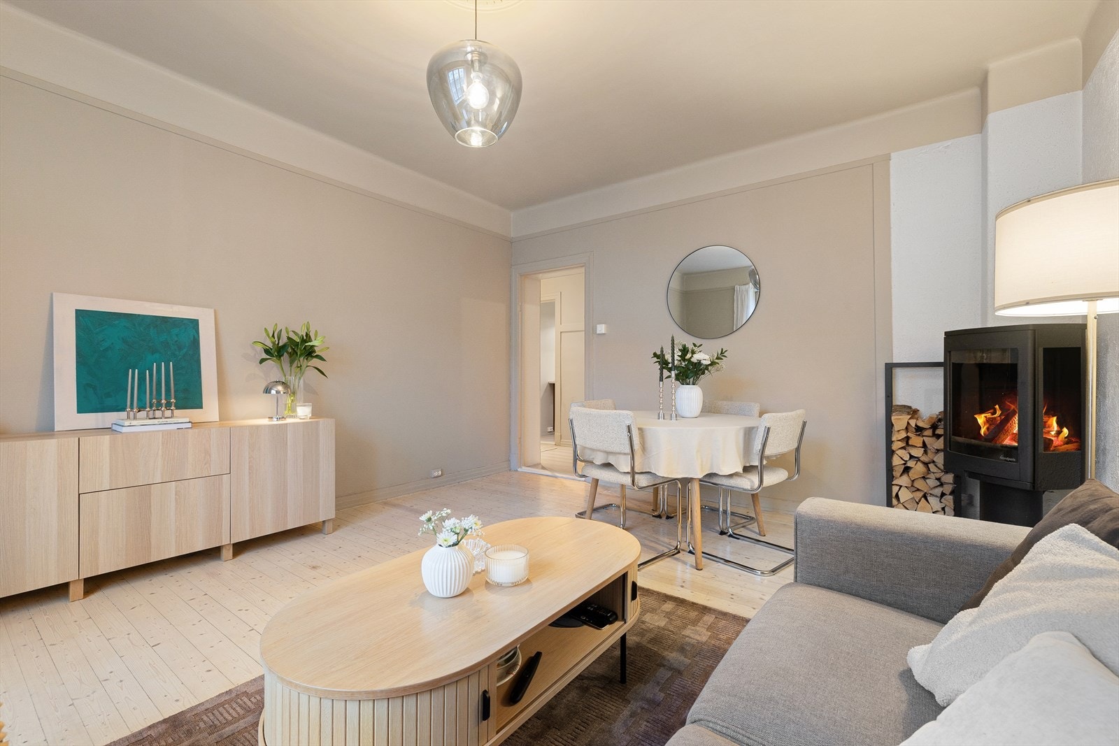 I stuen er det god plass til stuemøblement som sittegruppe og spisebord. Galleribilde